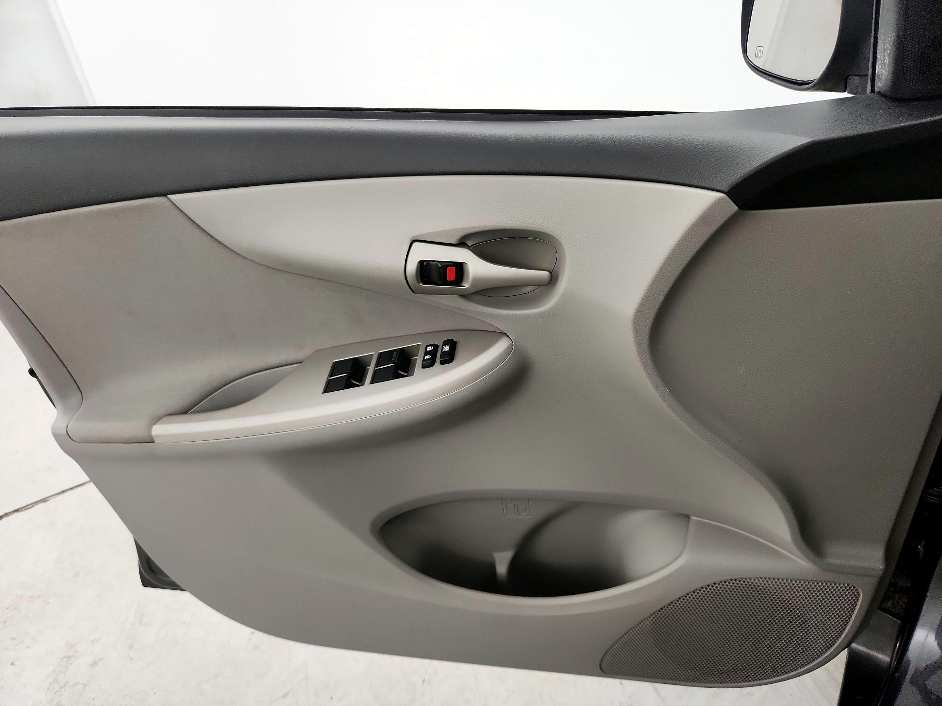 Thumbnail: 2013 Toyota Corolla - 12
