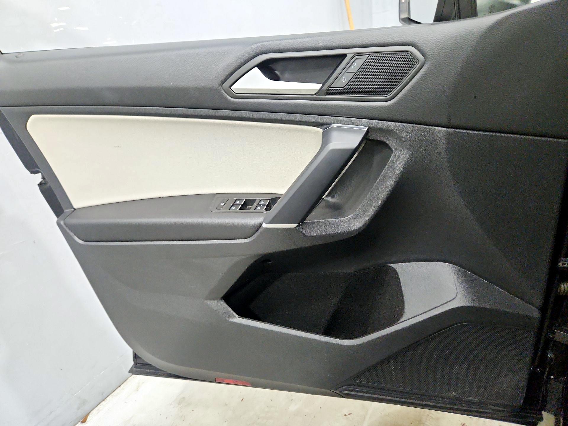 Thumbnail: 2020 Volkswagen Tiguan - 12