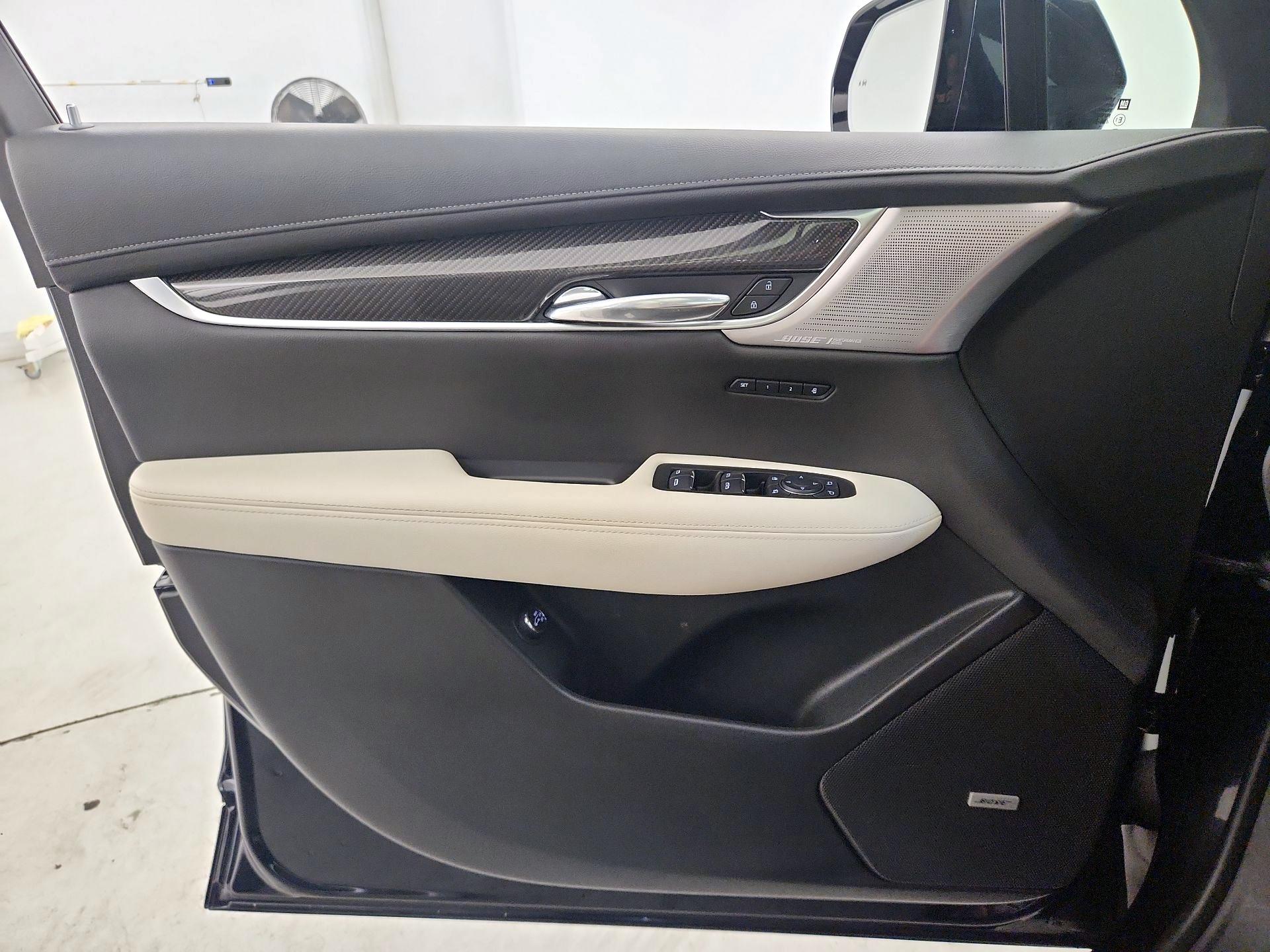 Thumbnail: 2021 Cadillac XT6 - 12