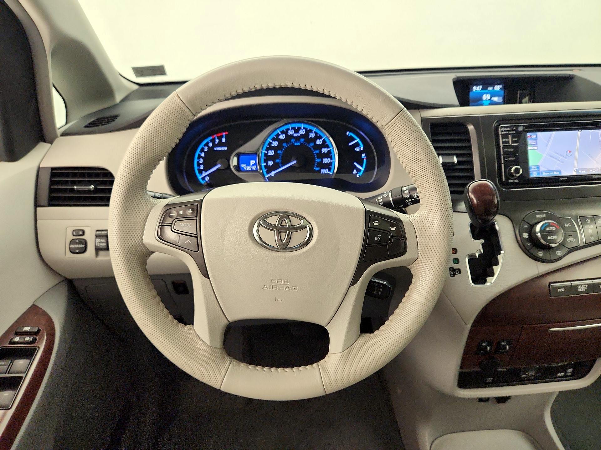 Thumbnail: 2014 Toyota Sienna - 10