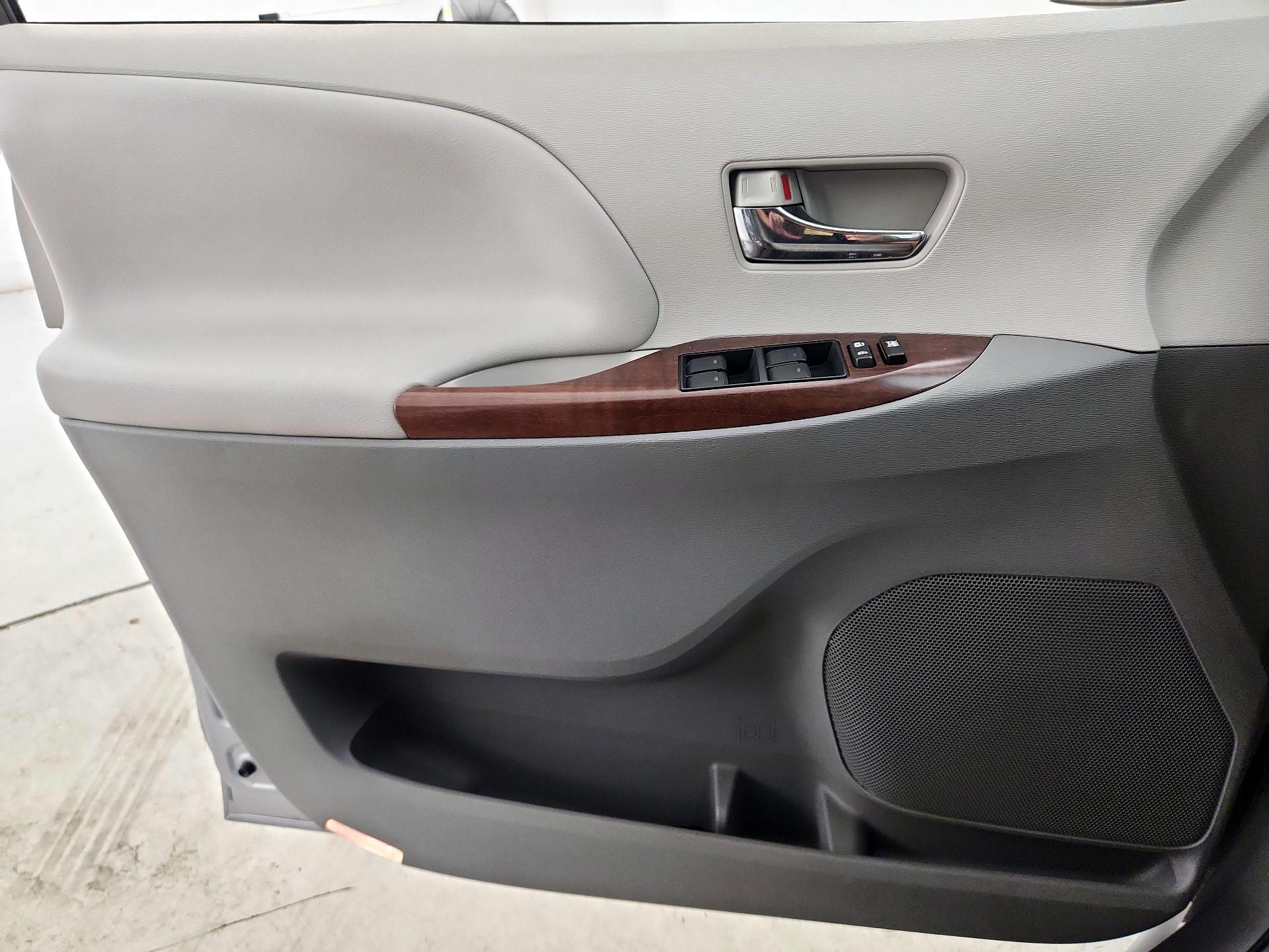 Thumbnail: 2014 Toyota Sienna - 12
