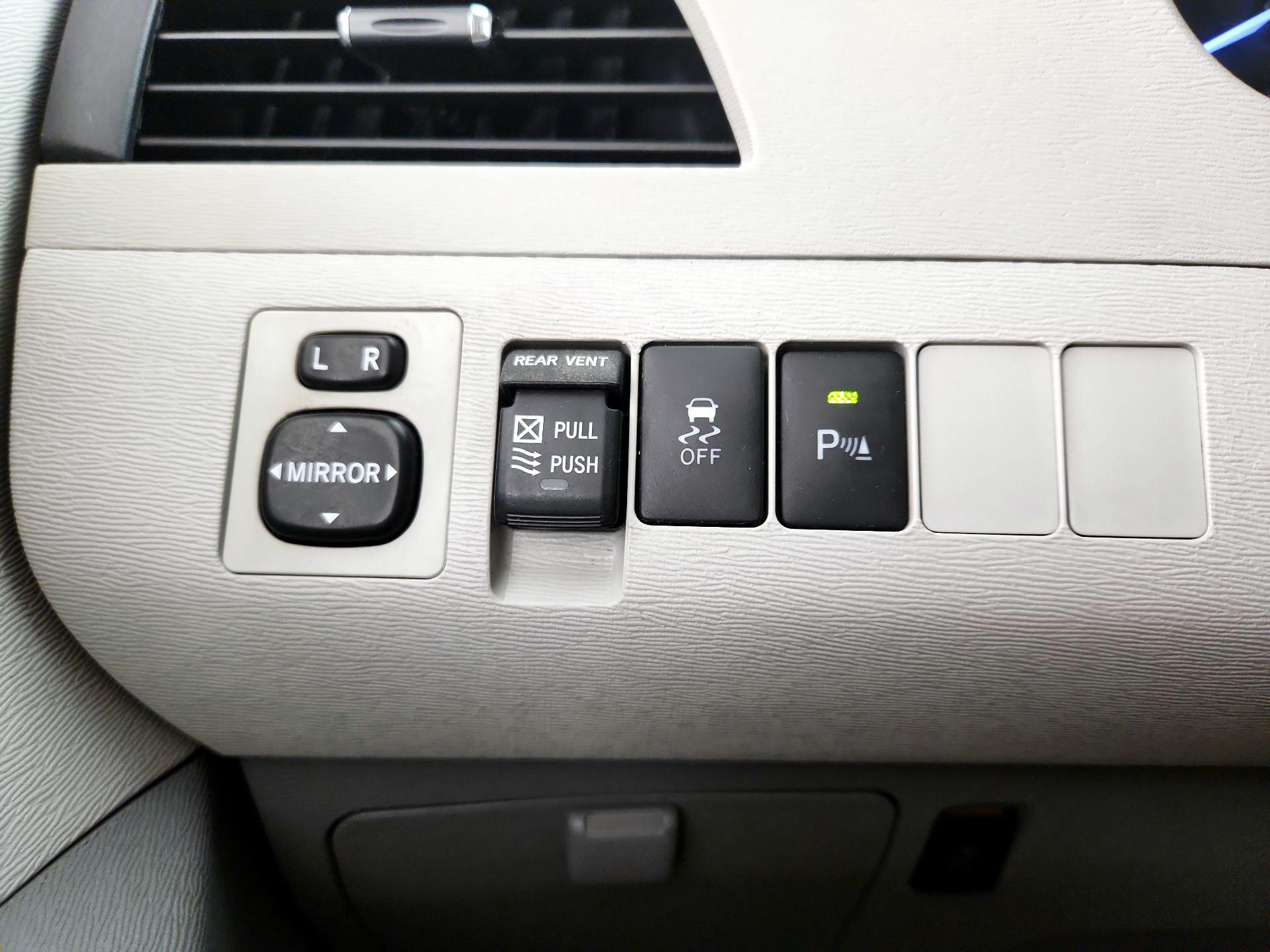 Thumbnail: 2014 Toyota Sienna - 13