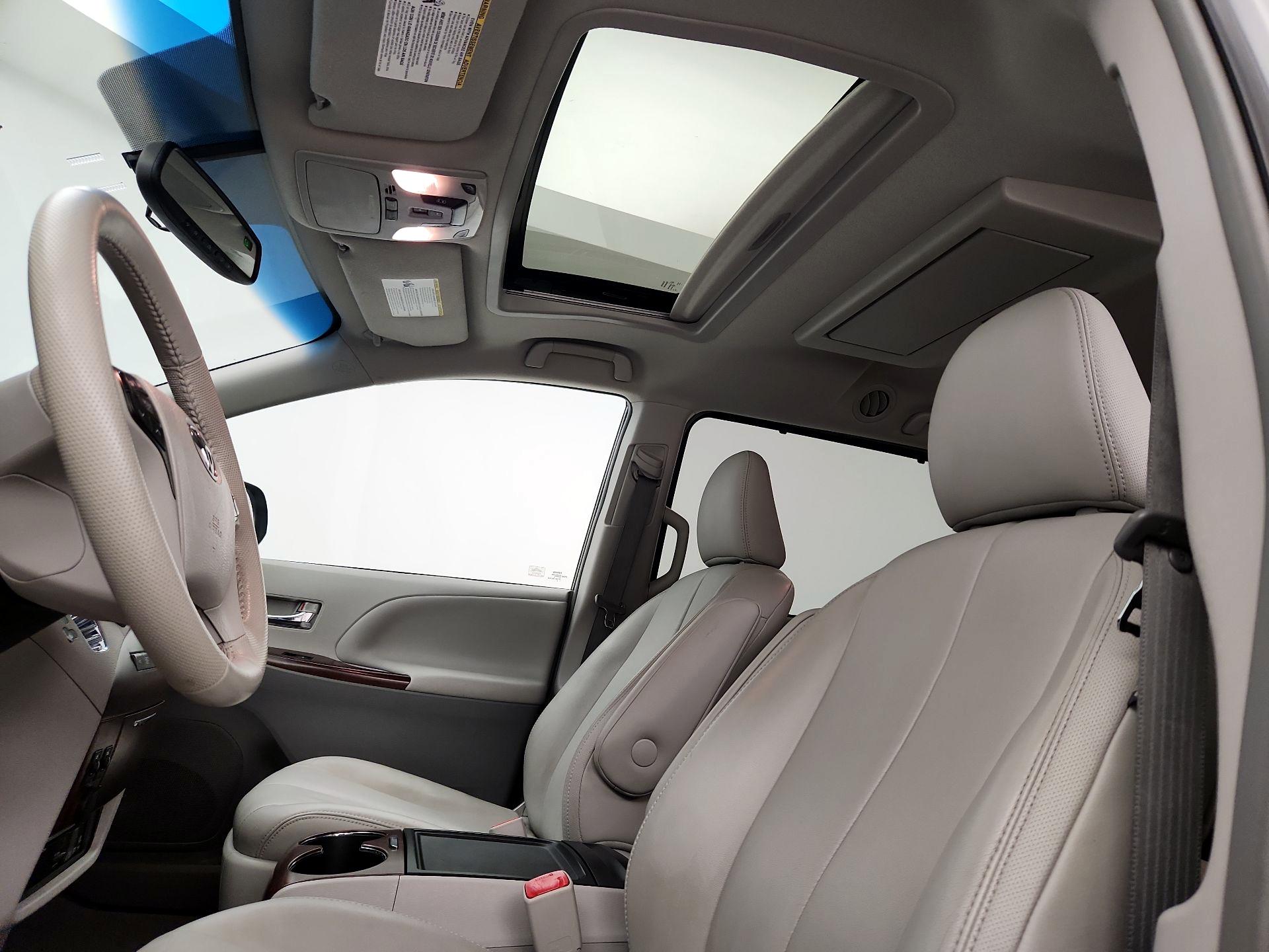 Thumbnail: 2014 Toyota Sienna - 20