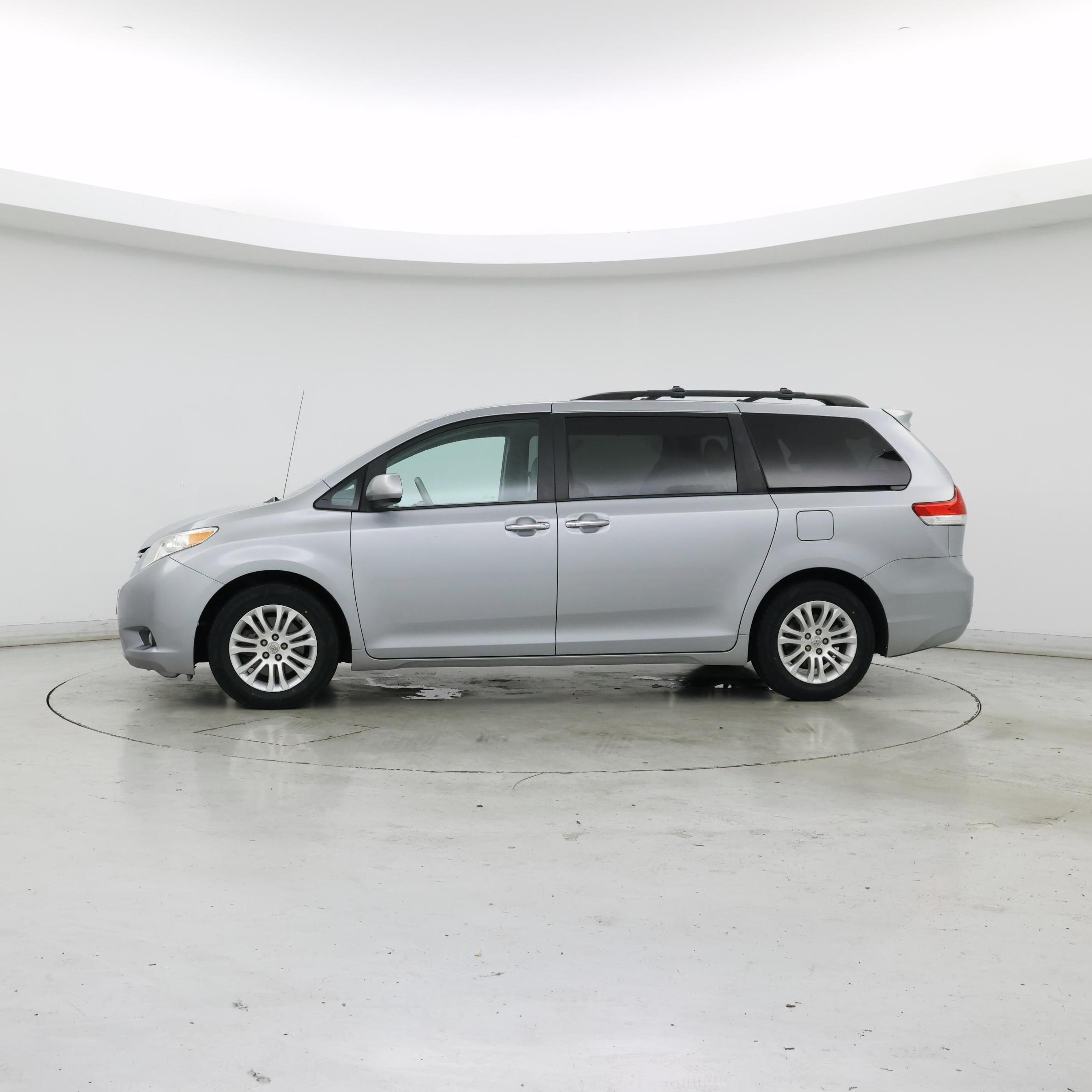 Thumbnail: 2014 Toyota Sienna - 3