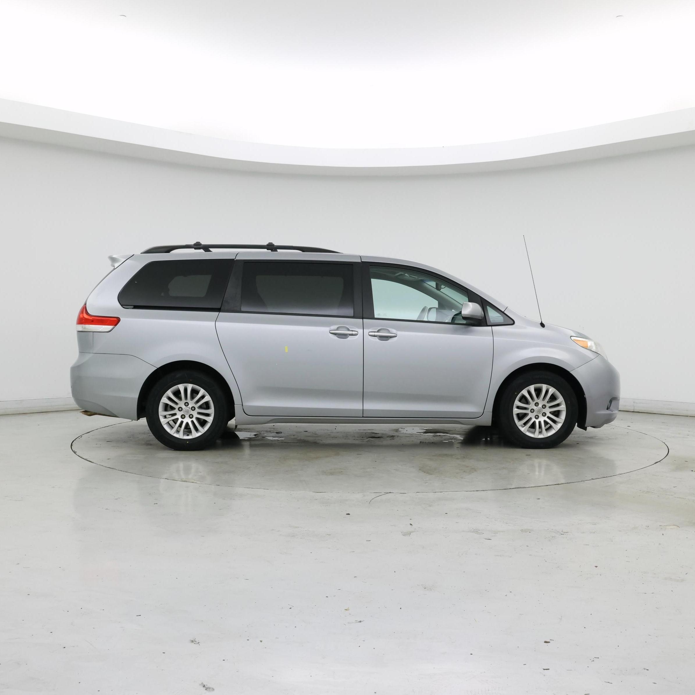 Thumbnail: 2014 Toyota Sienna - 7