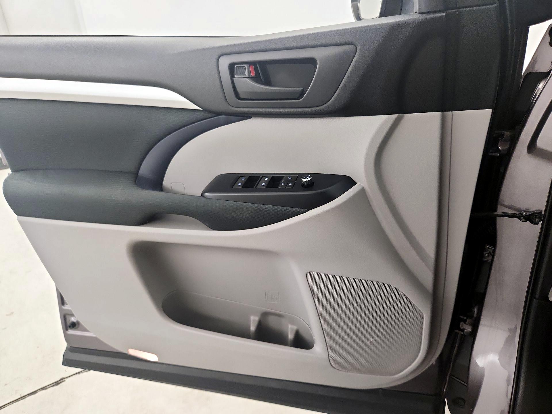 Thumbnail: 2019 Toyota Highlander - 12