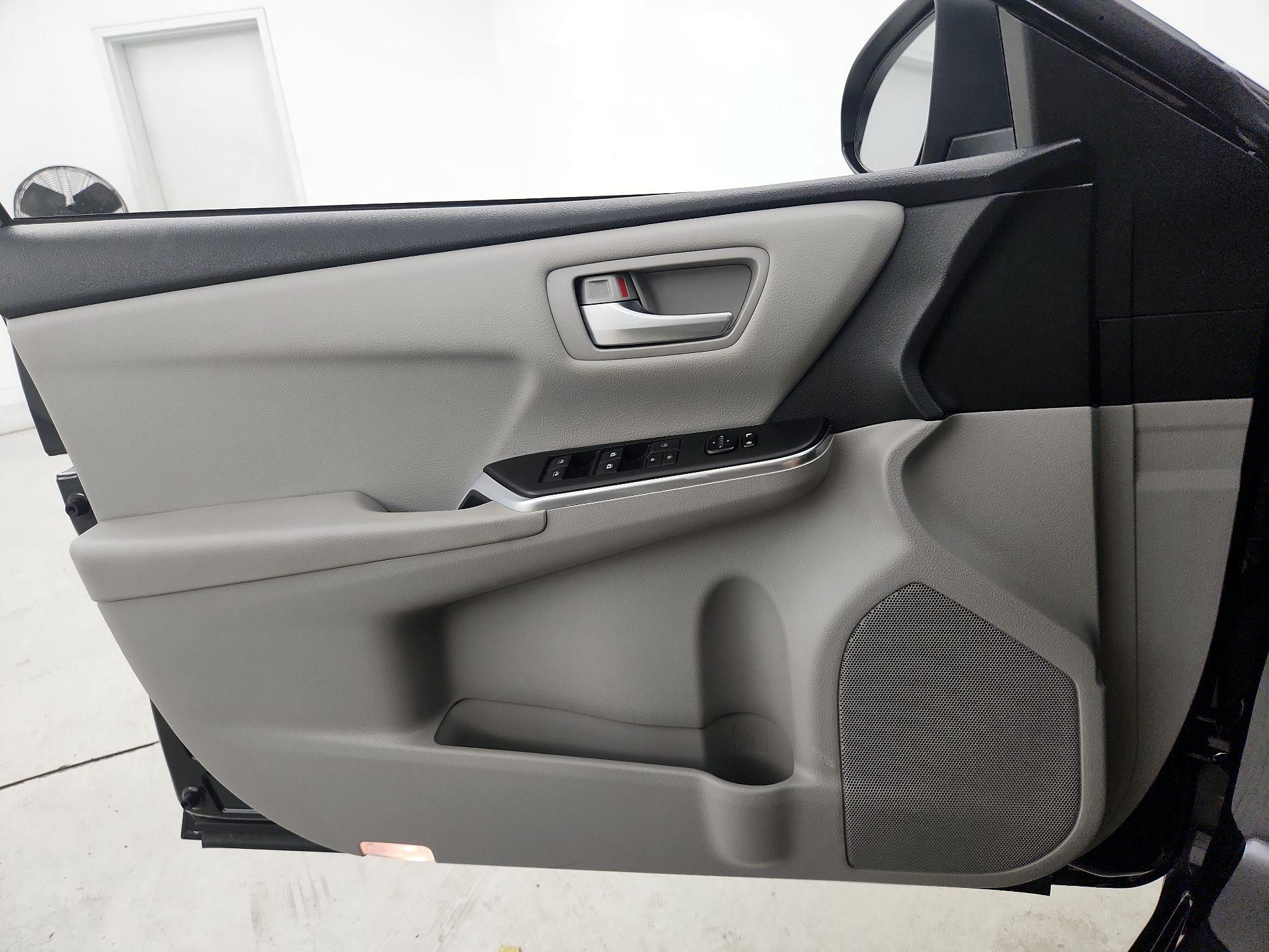 Thumbnail: 2016 Toyota Camry - 12