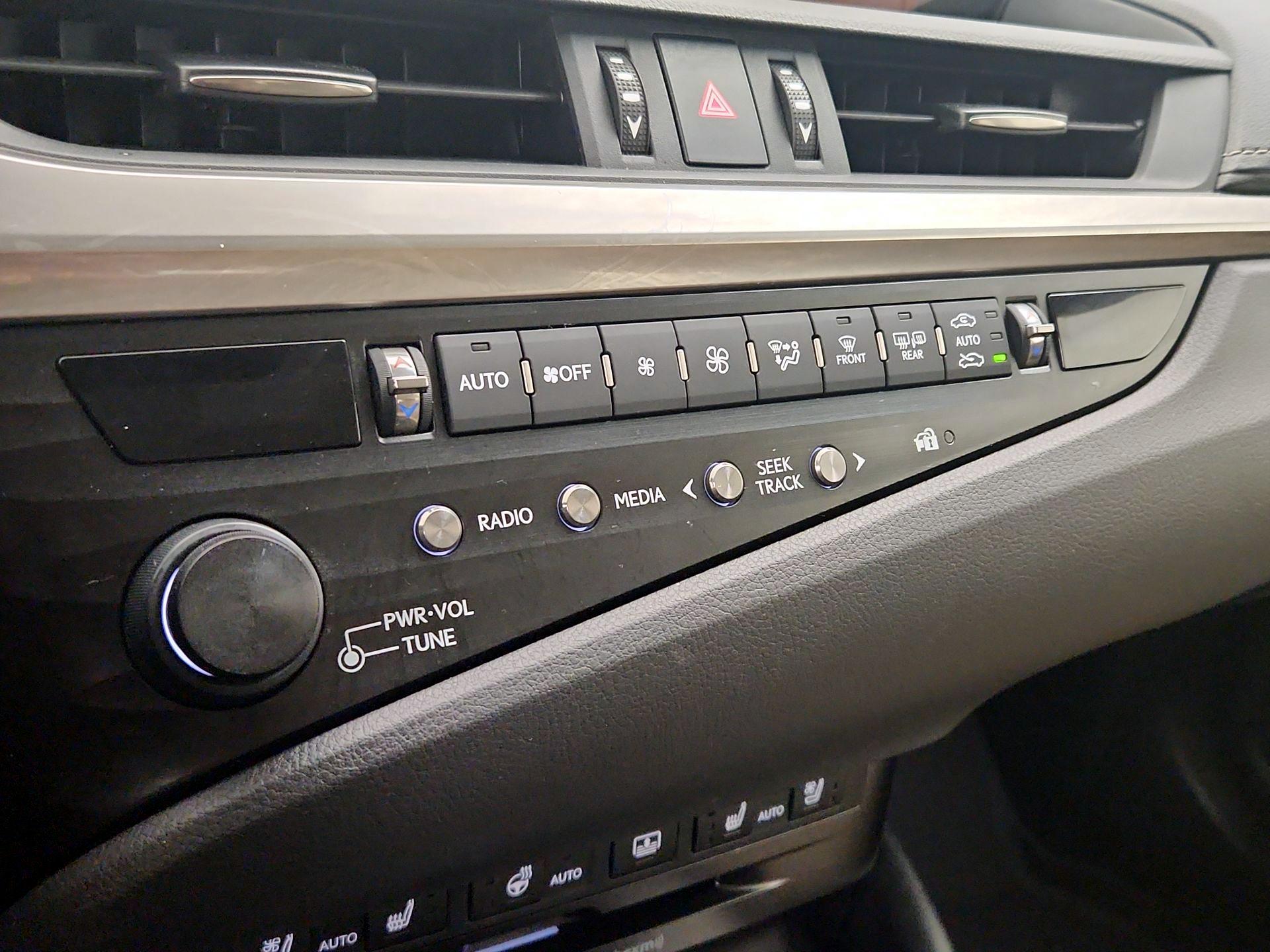 Thumbnail: 2019 Lexus ES - 17