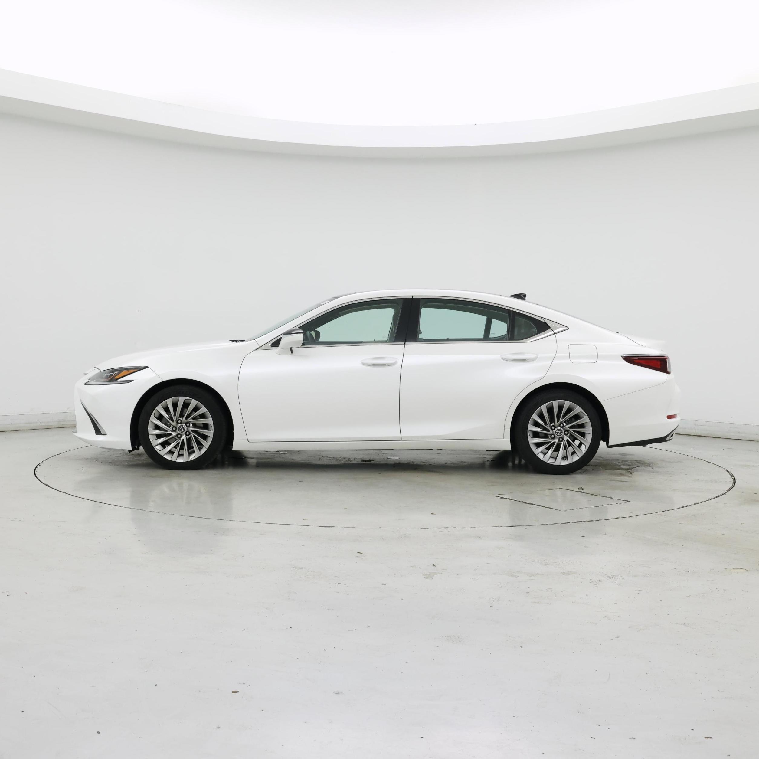Thumbnail: 2019 Lexus ES - 3