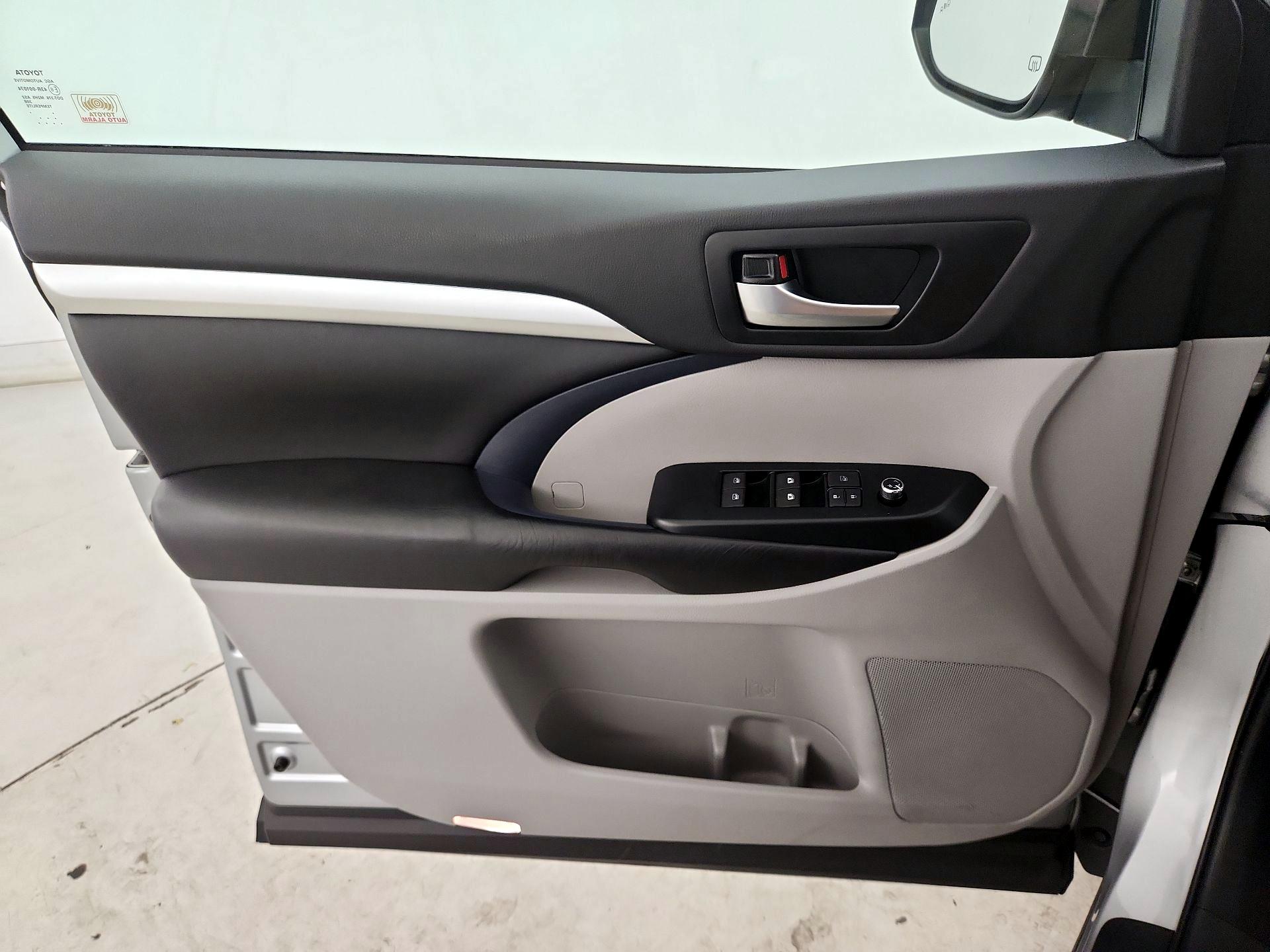 Thumbnail: 2019 Toyota Highlander - 12