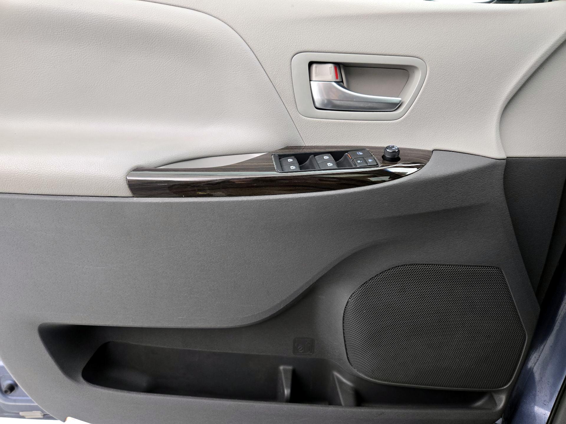 Thumbnail: 2015 Toyota Sienna - 12