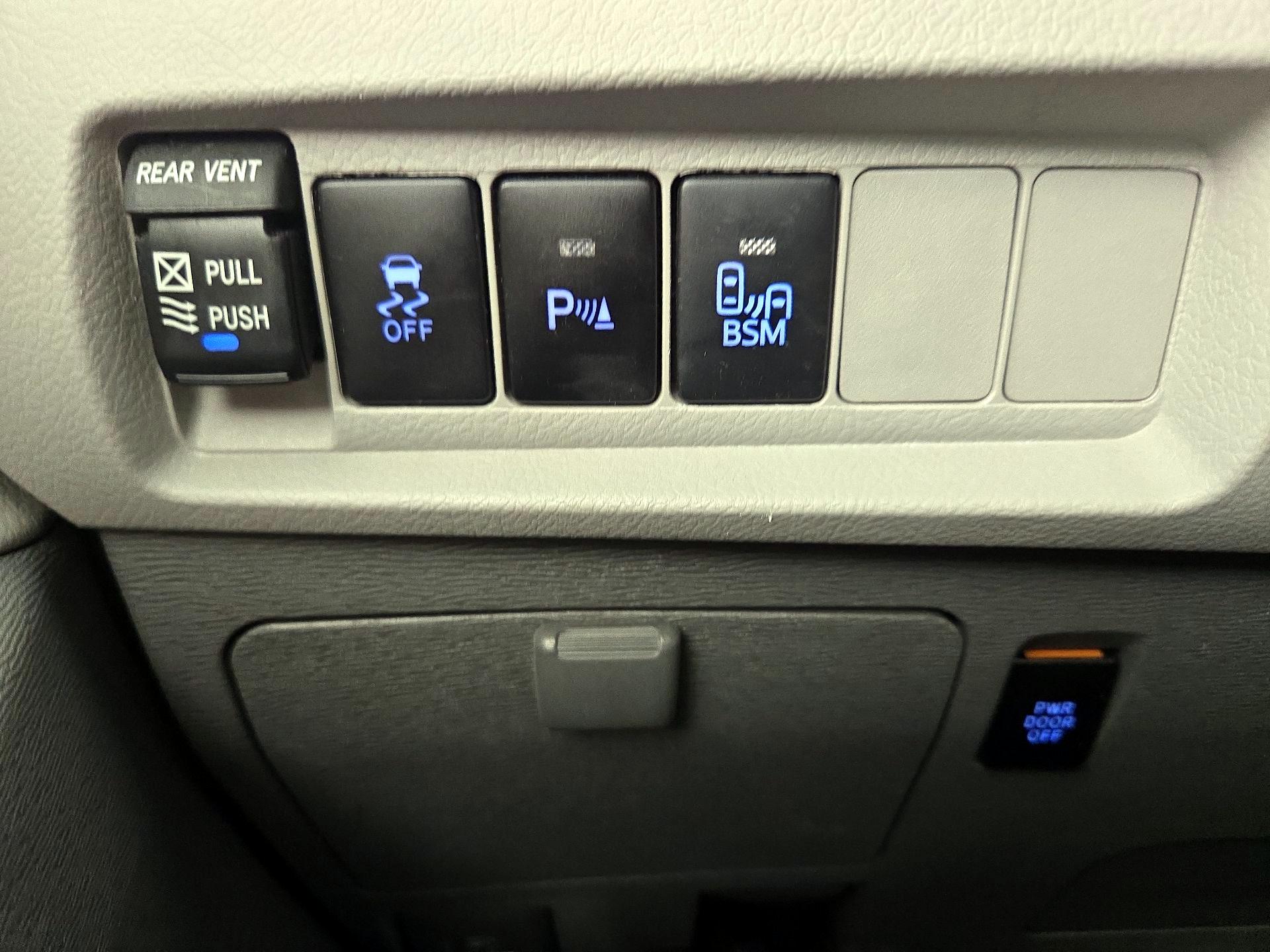 Thumbnail: 2015 Toyota Sienna - 13
