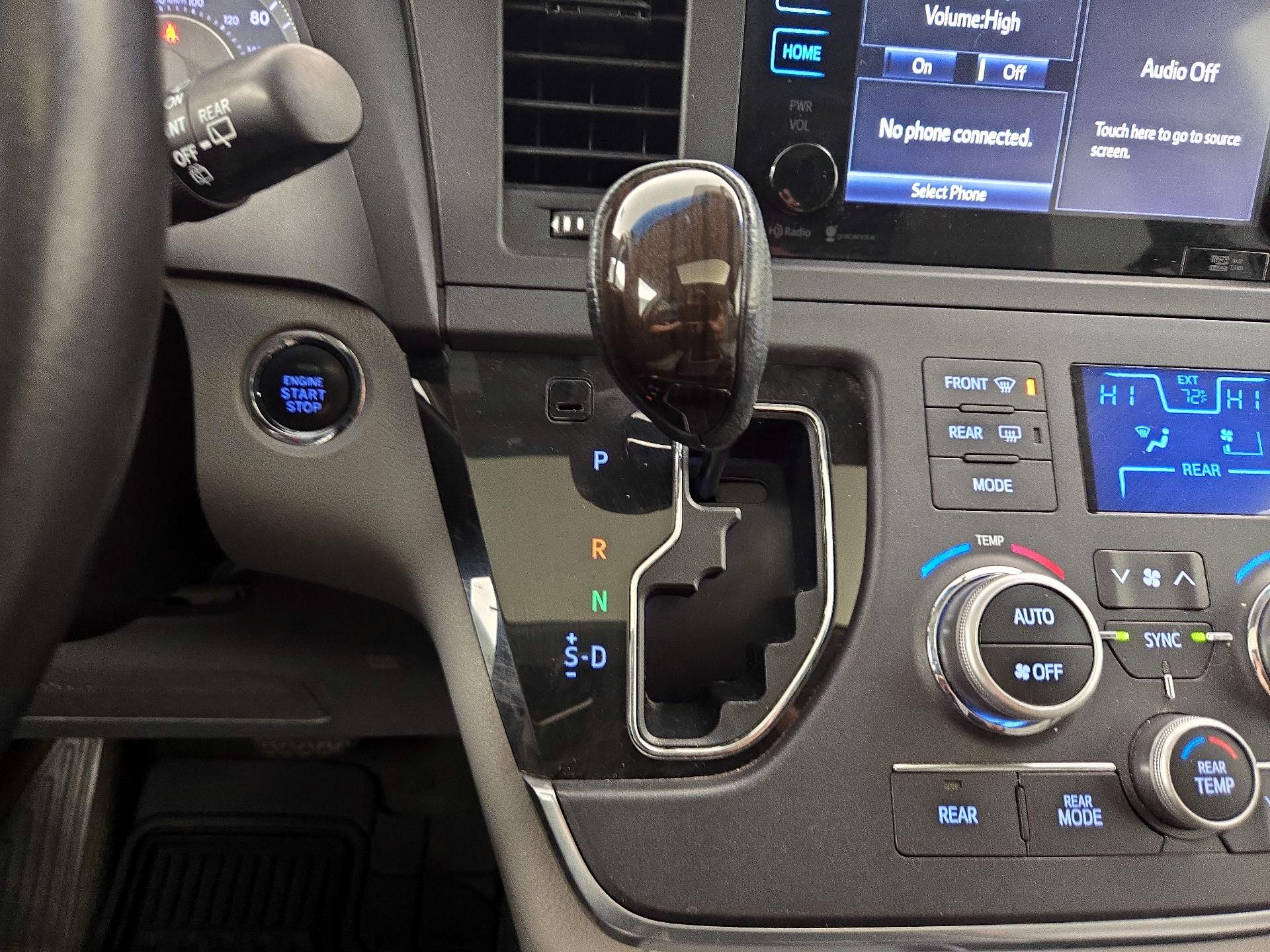 Thumbnail: 2015 Toyota Sienna - 17