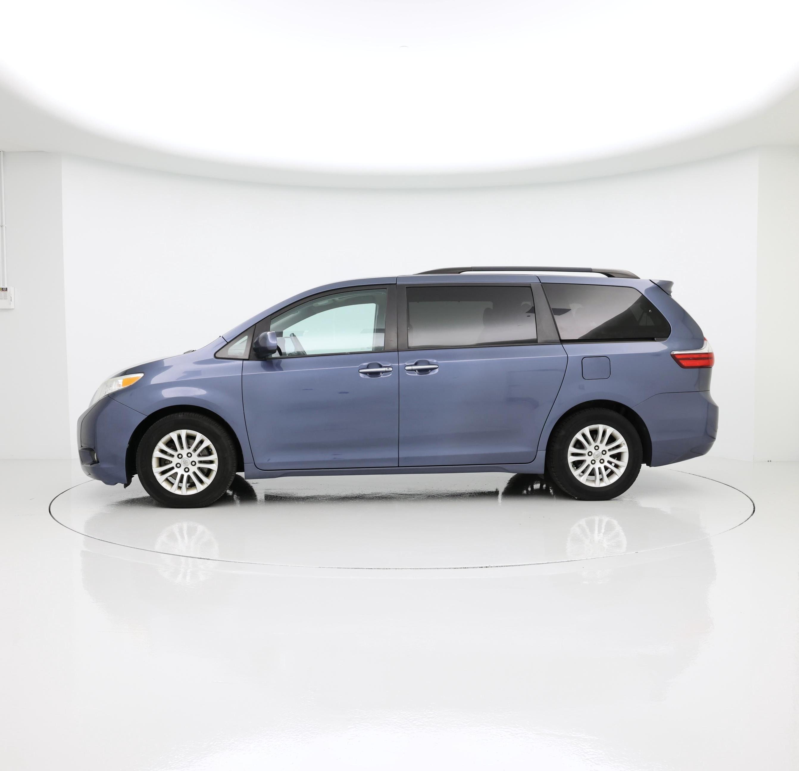 Thumbnail: 2015 Toyota Sienna - 3
