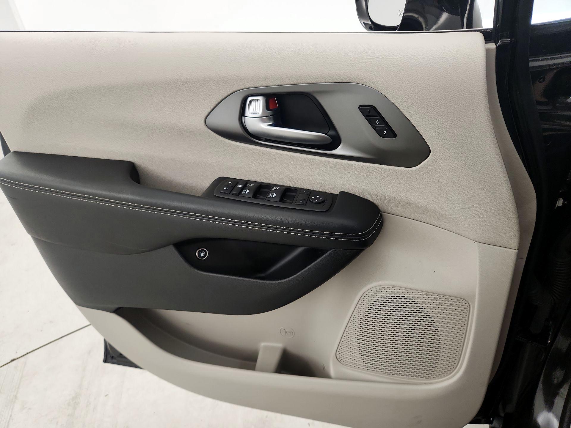 Thumbnail: 2022 Chrysler Pacifica - 12