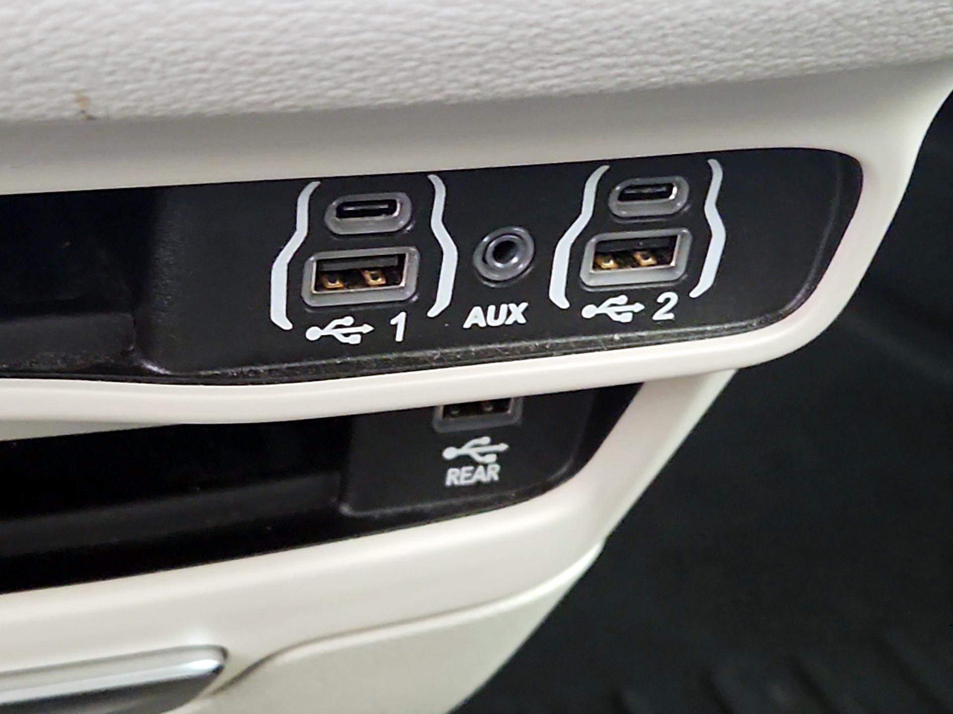 Thumbnail: 2022 Chrysler Pacifica - 19