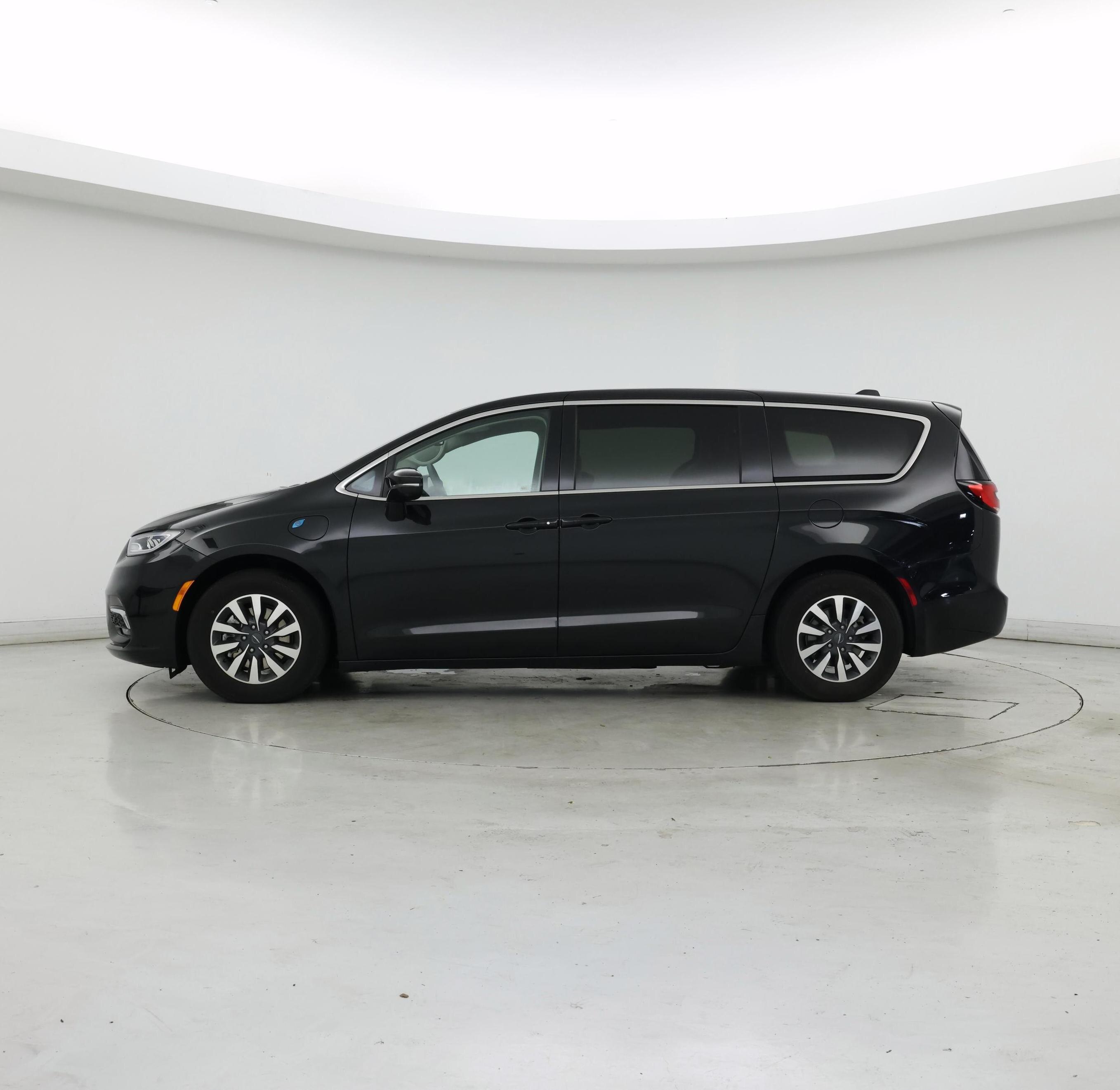 Thumbnail: 2022 Chrysler Pacifica - 3