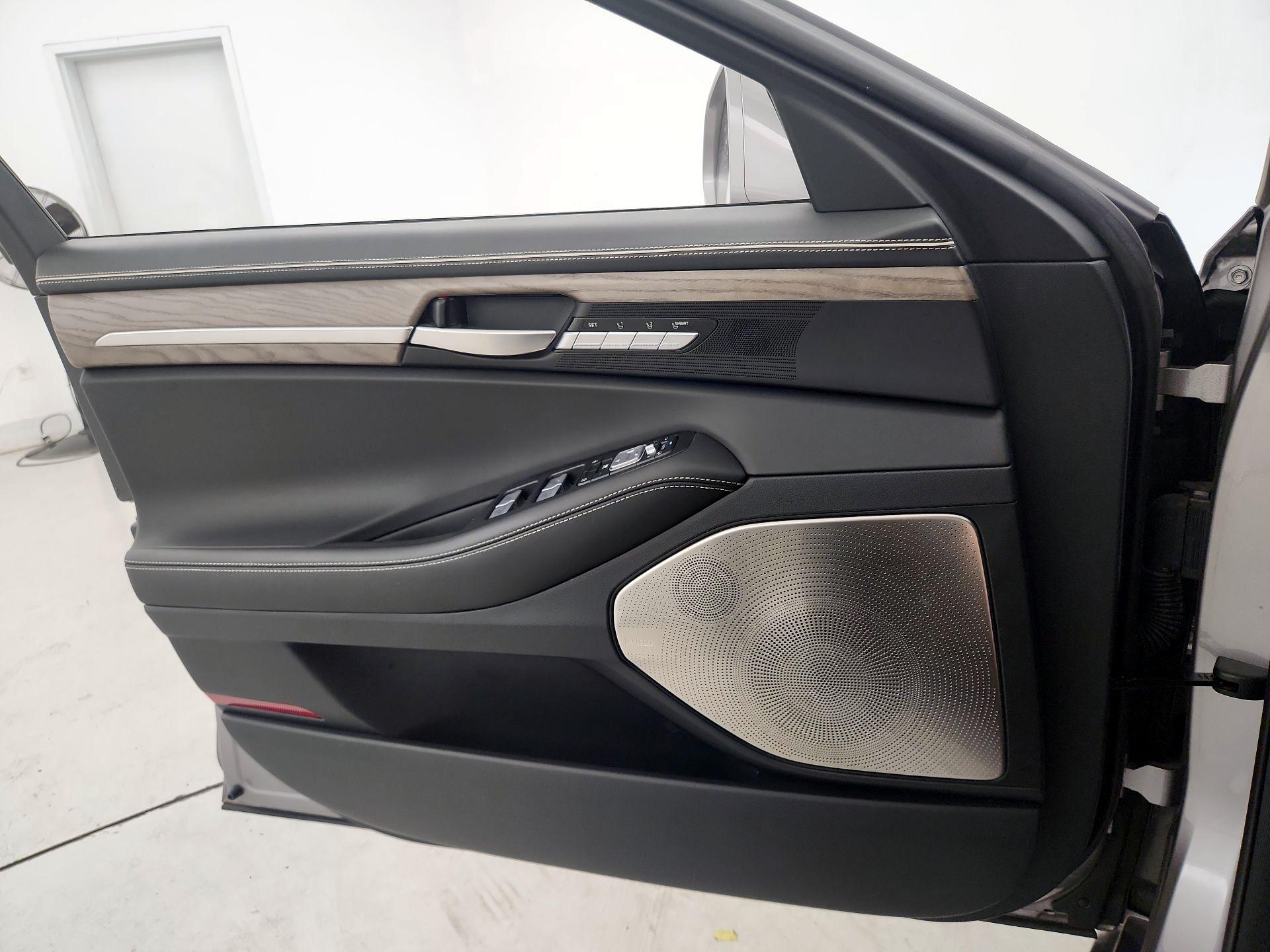 Thumbnail: 2021 Genesis G90 - 12