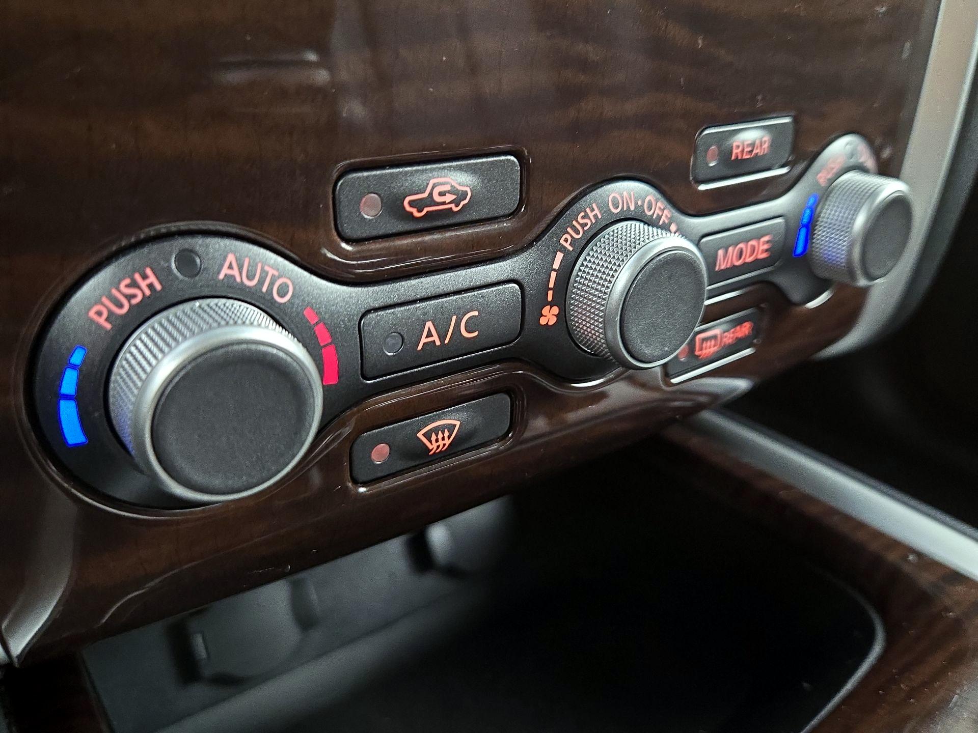 Thumbnail: 2014 Nissan Pathfinder - 16