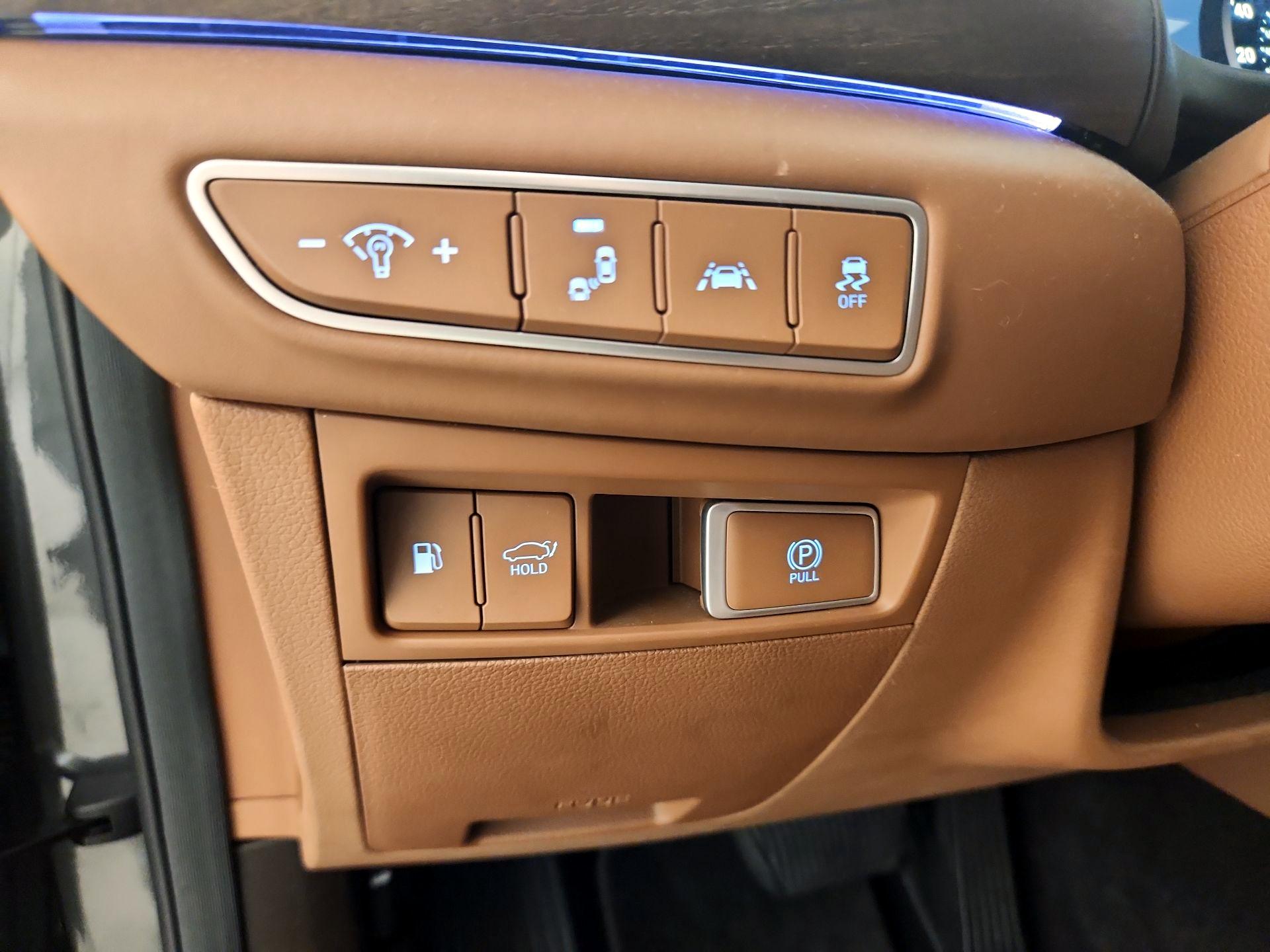 Thumbnail: 2022 Genesis G90 - 13