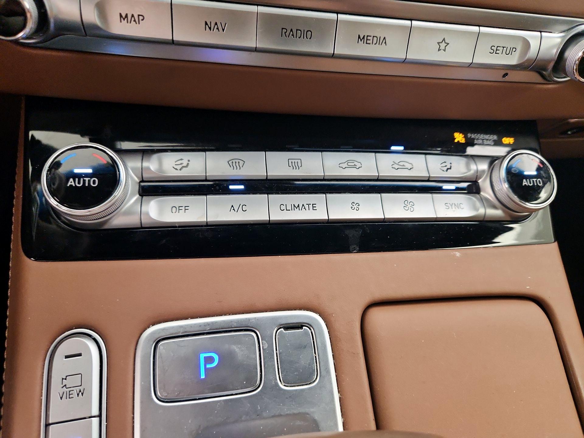 Thumbnail: 2022 Genesis G90 - 17