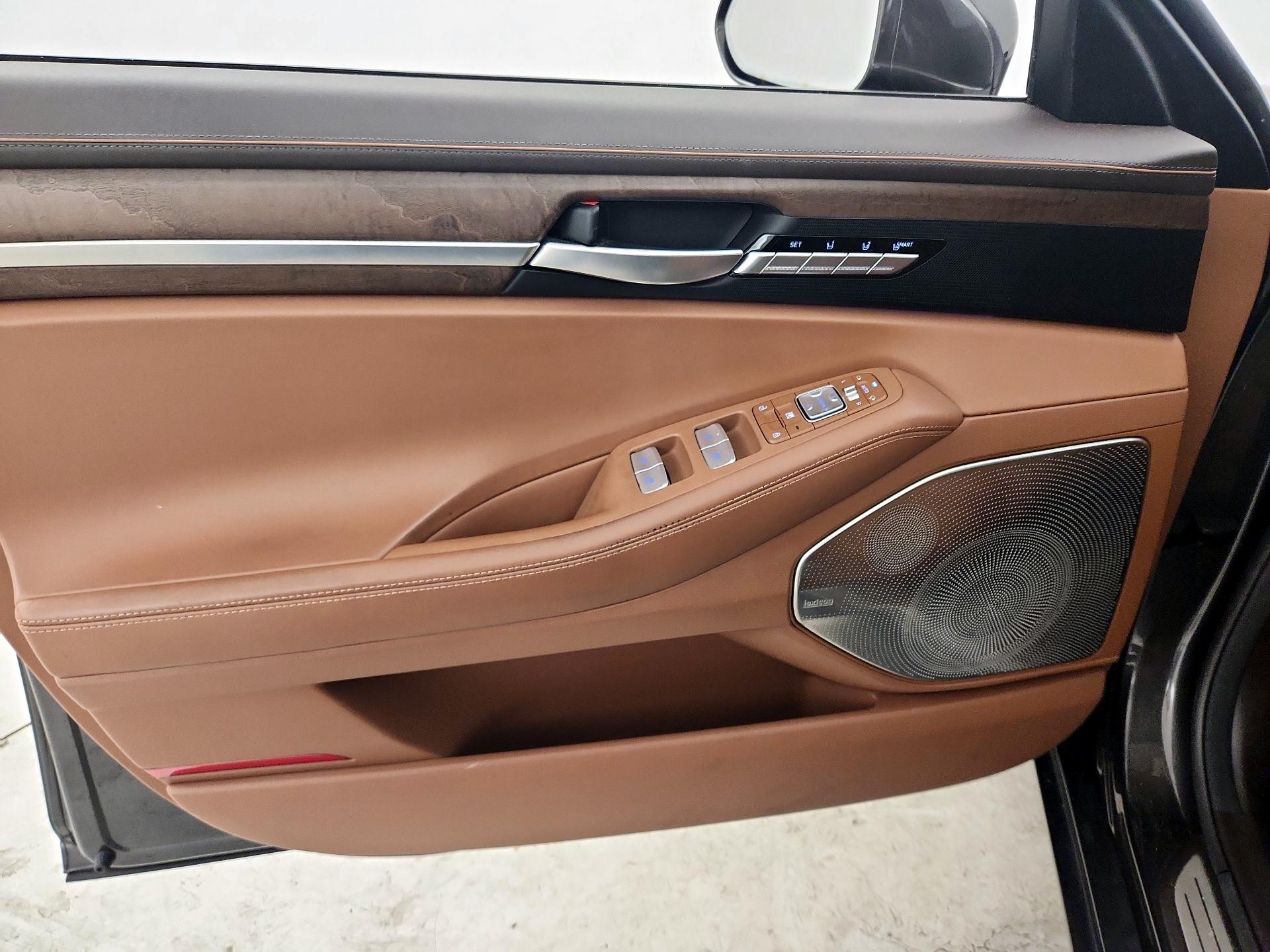Thumbnail: 2022 Genesis G90 - 20