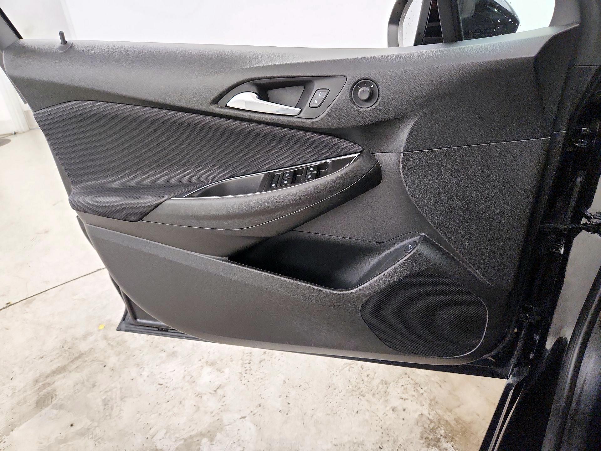 Thumbnail: 2018 Chevrolet Cruze - 12