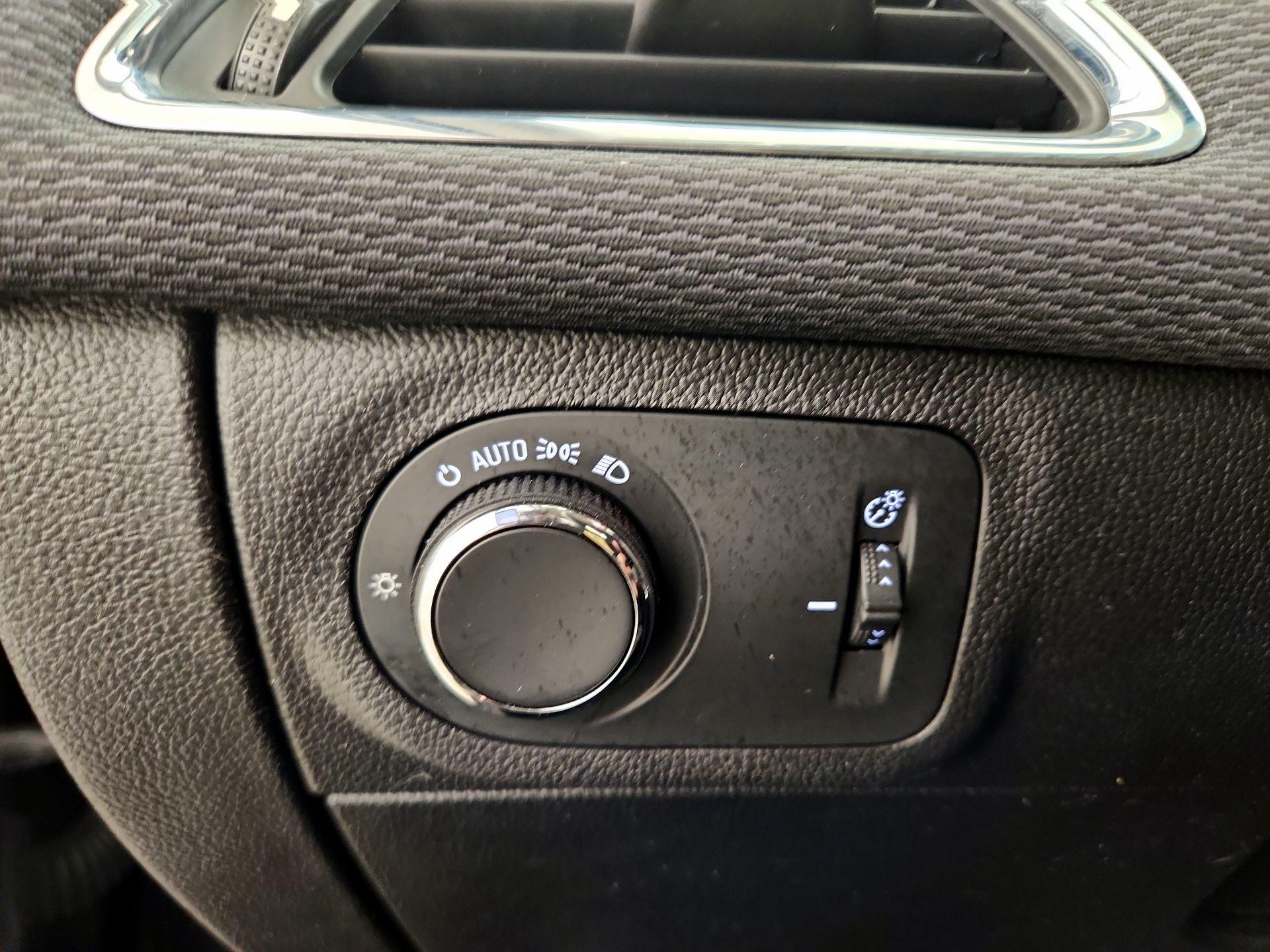 Thumbnail: 2018 Chevrolet Cruze - 13