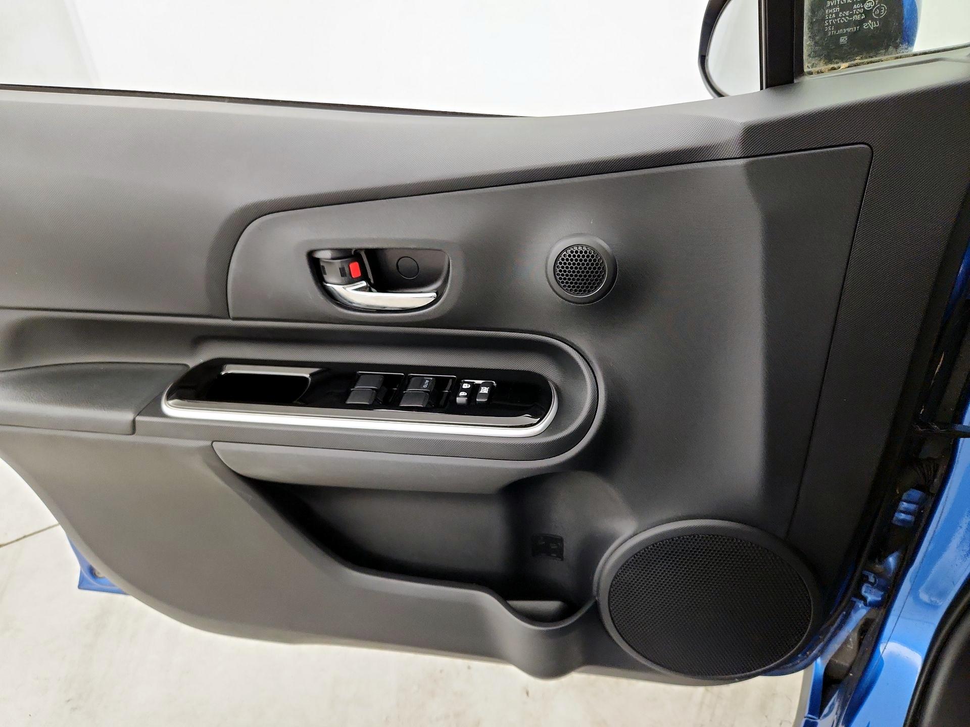 Thumbnail: 2018 Toyota Prius c - 12