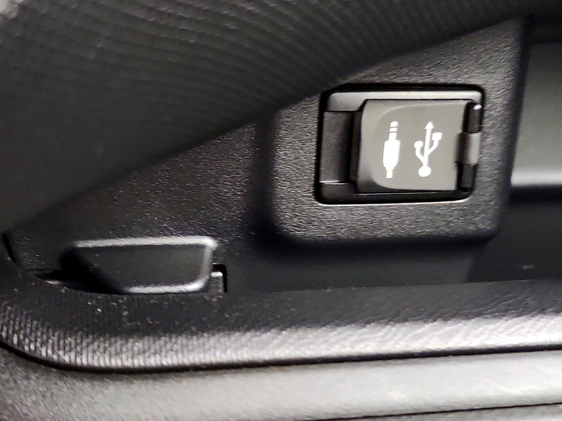 Thumbnail: 2018 Toyota Prius c - 18