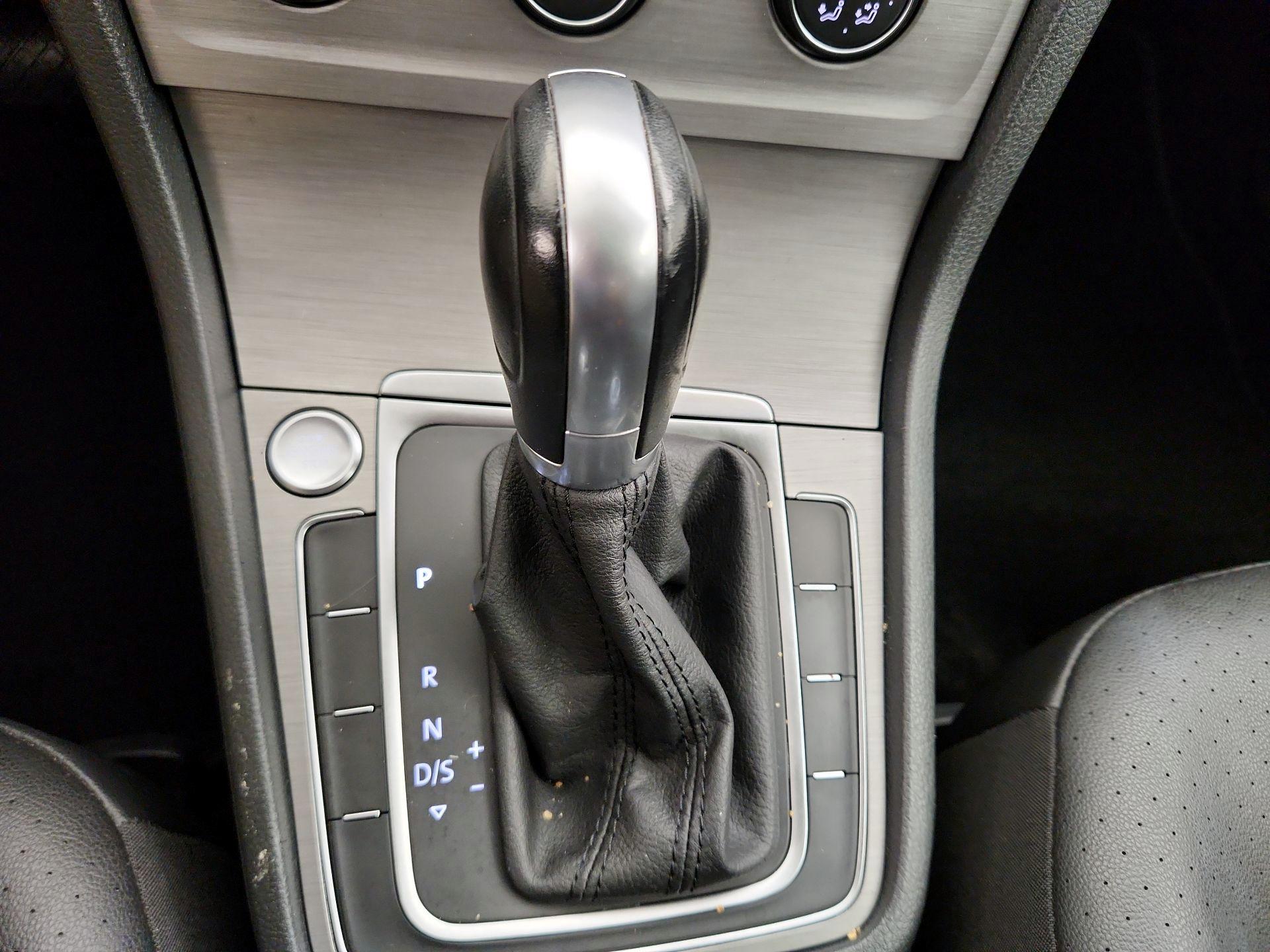 Thumbnail: 2016 Volkswagen Golf - 17