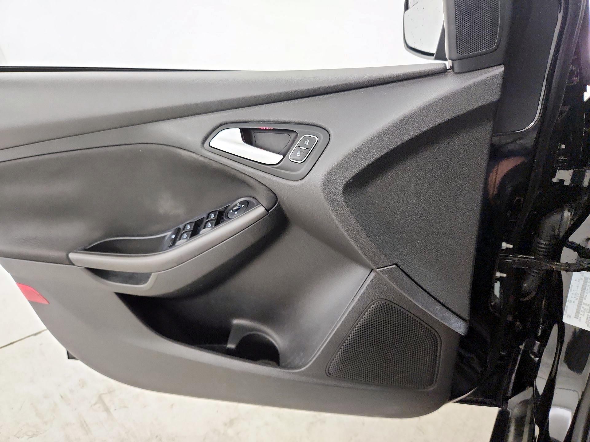 Thumbnail: 2016 Ford Focus - 12