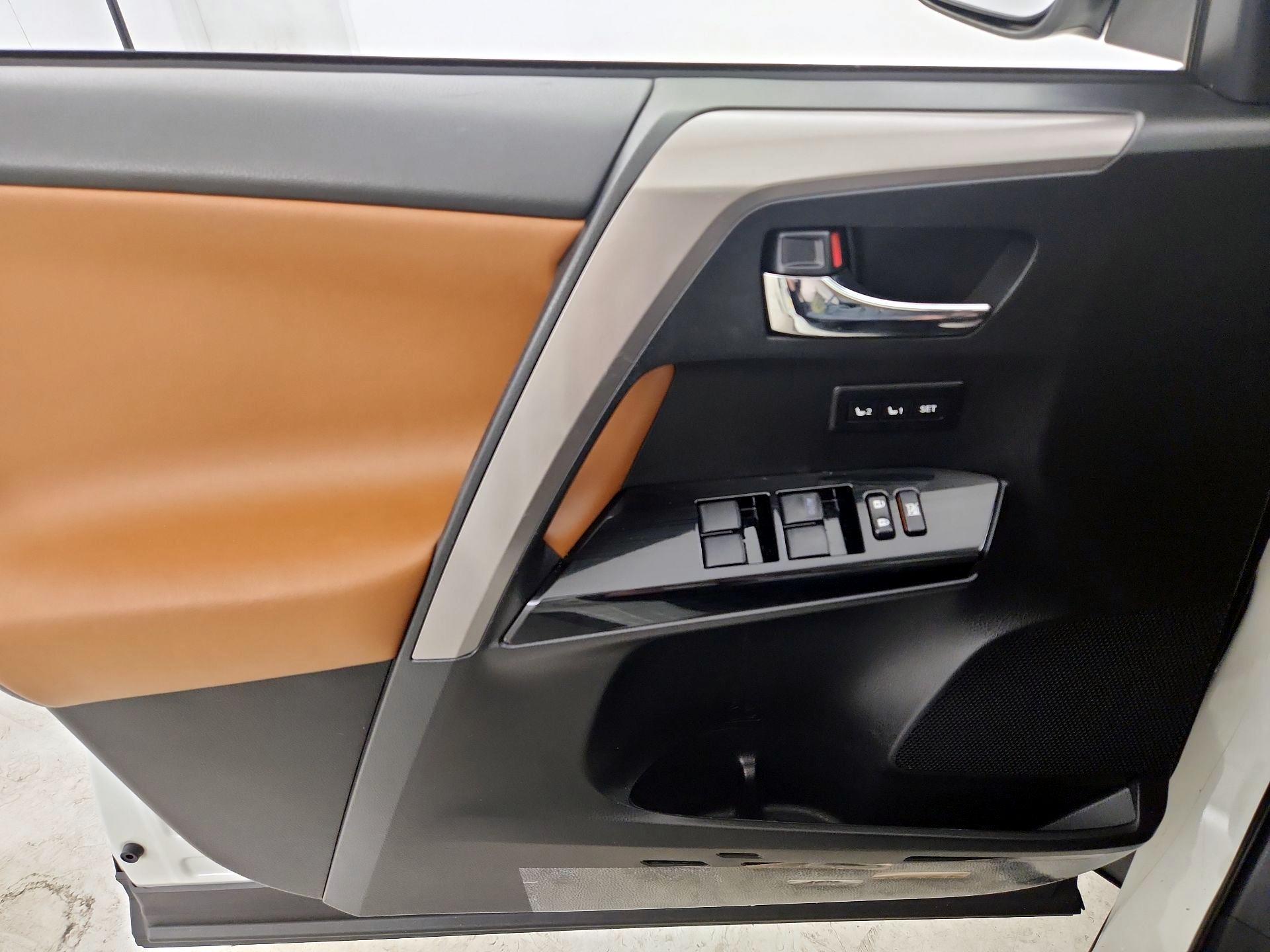 Thumbnail: 2018 Toyota RAV4 - 12
