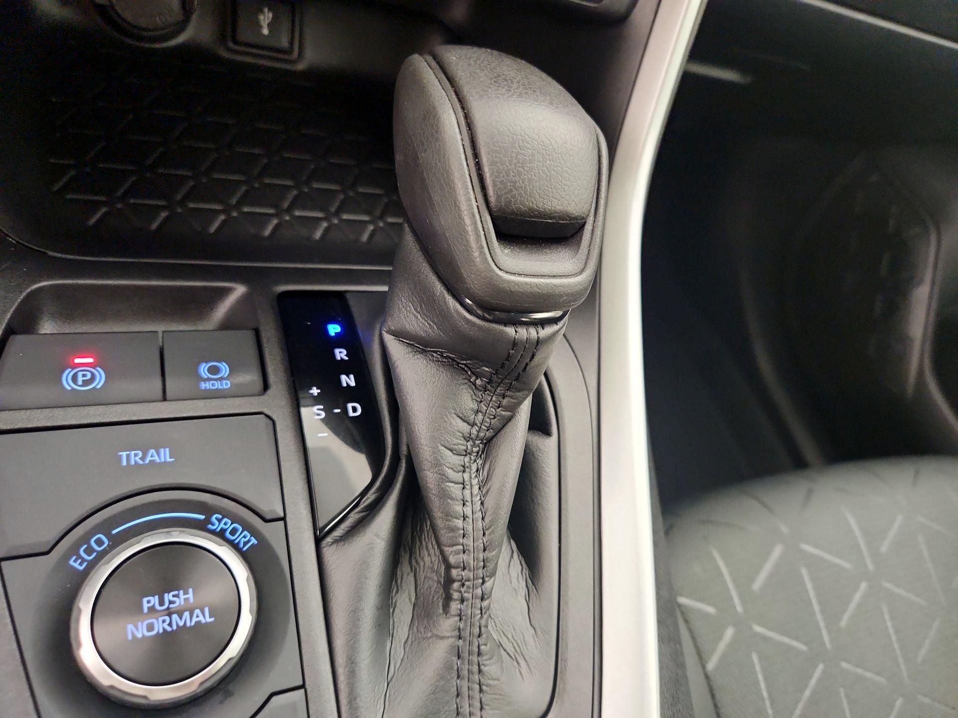 Thumbnail: 2021 Toyota RAV4 - 17