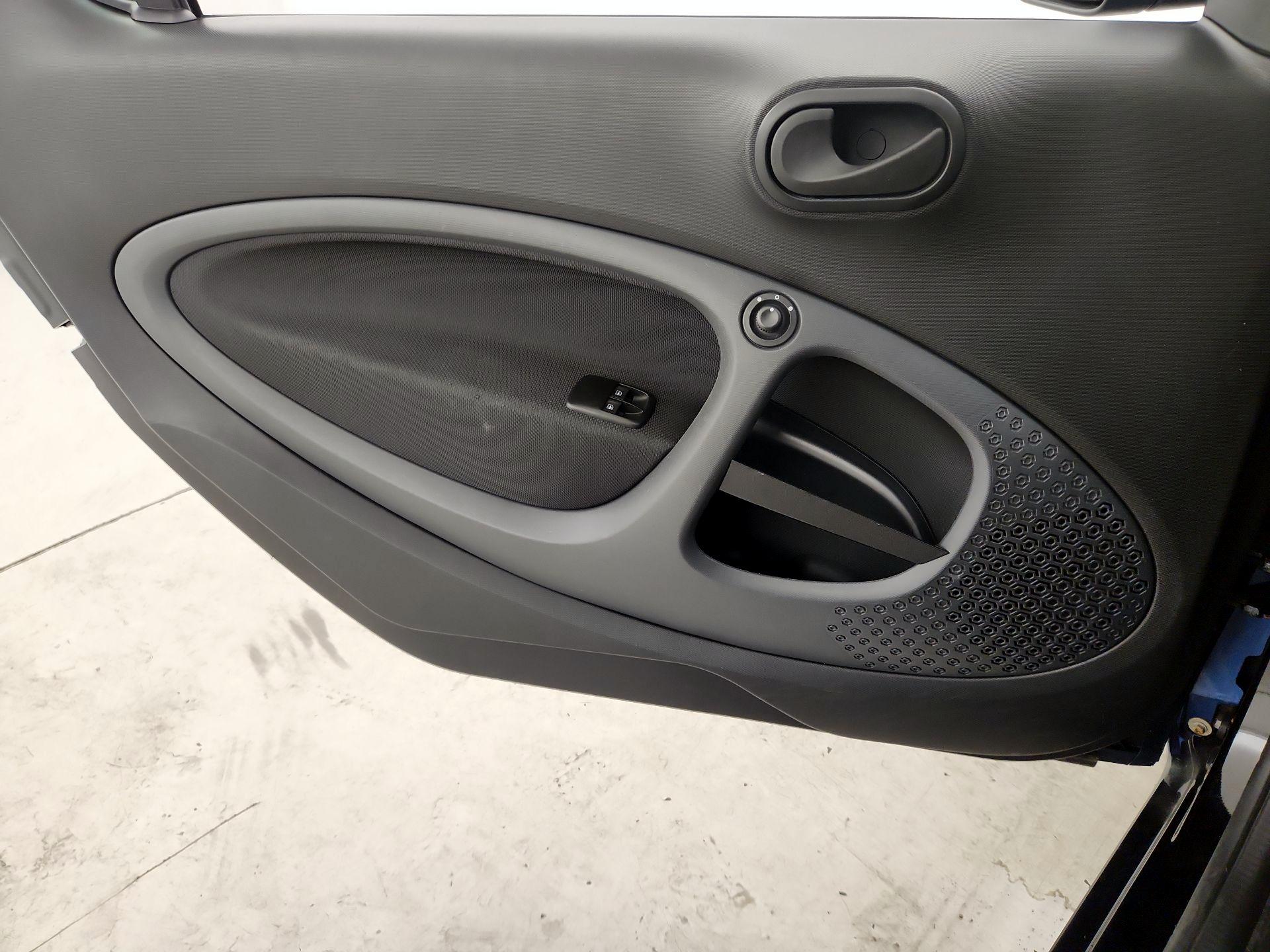 Thumbnail: 2017 smart fortwo - 12