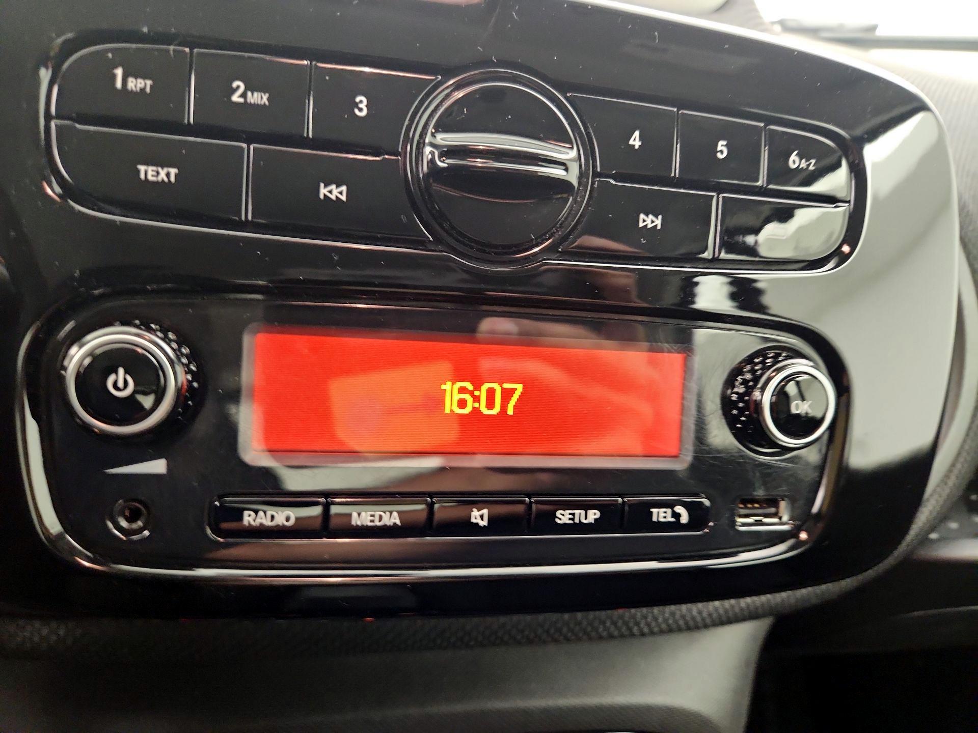 Thumbnail: 2017 smart fortwo - 14