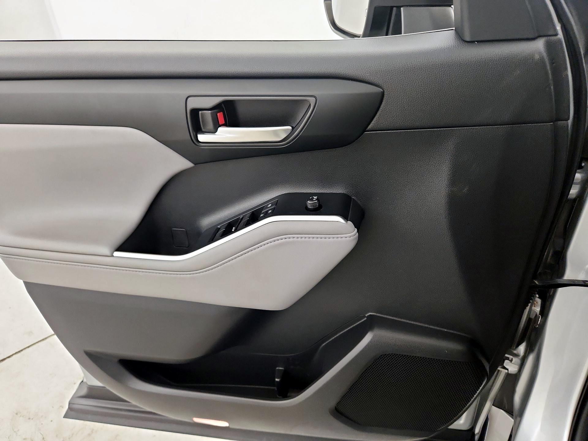 Thumbnail: 2020 Toyota Highlander - 12
