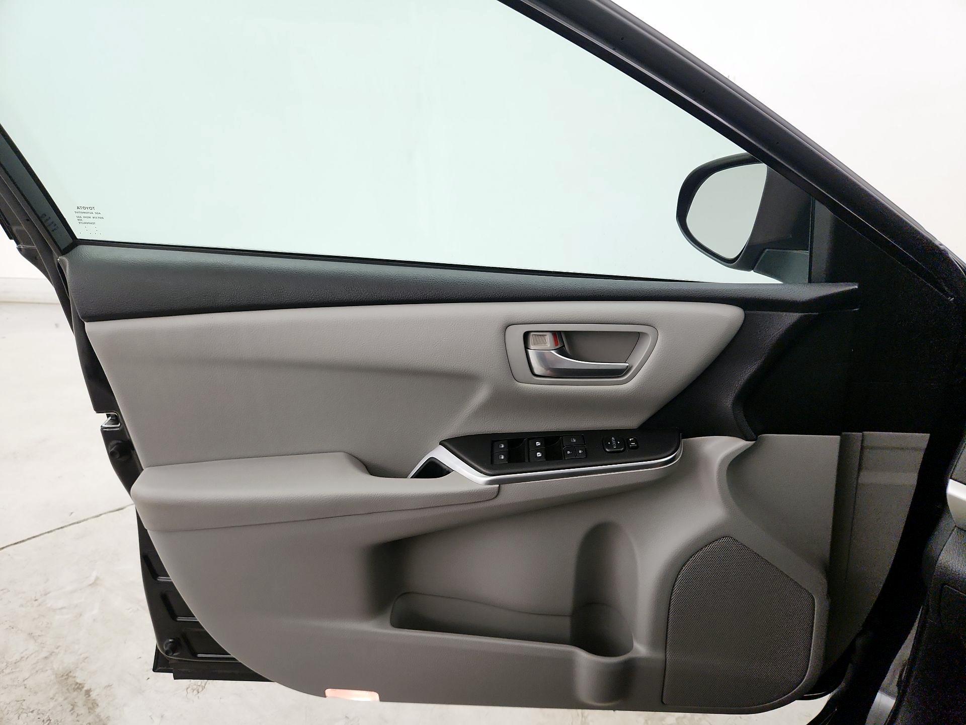 Thumbnail: 2015 Toyota Camry - 12