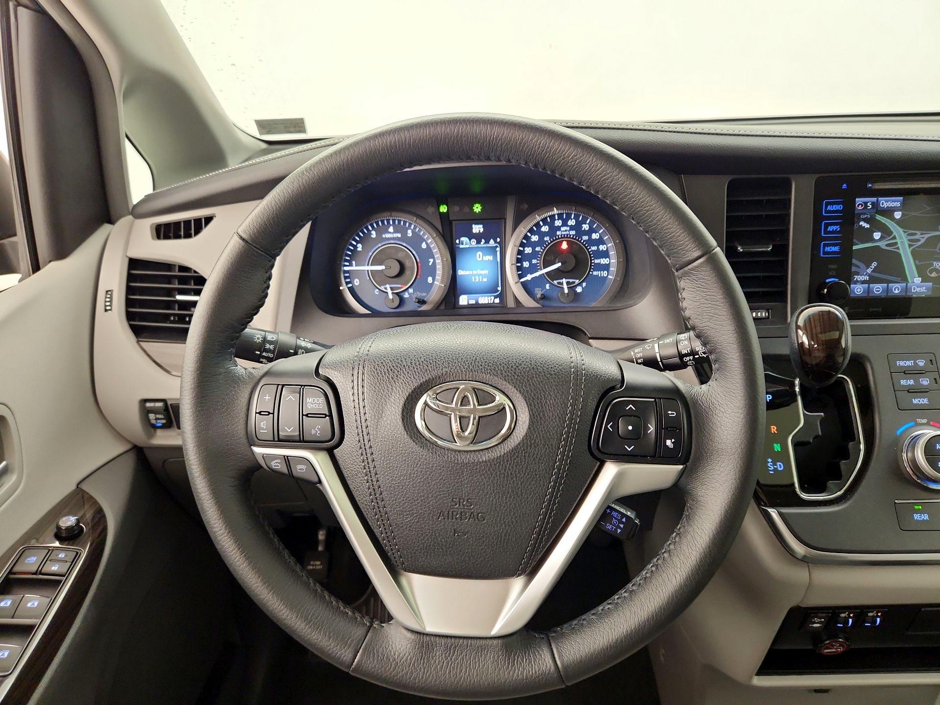 Thumbnail: 2017 Toyota Sienna - 10