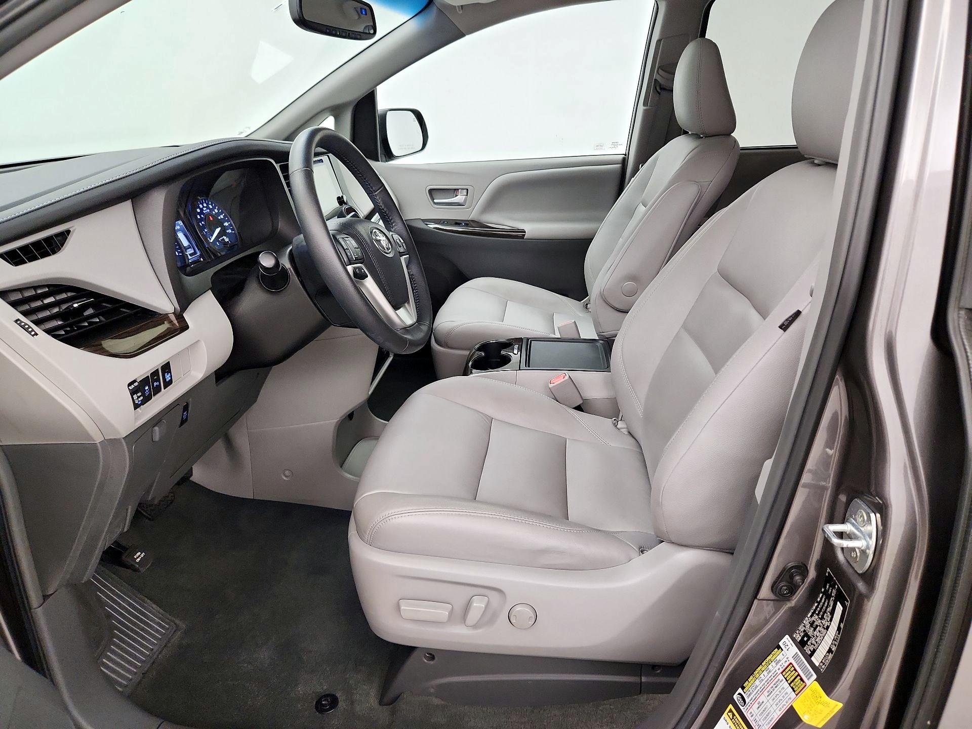 Thumbnail: 2017 Toyota Sienna - 11
