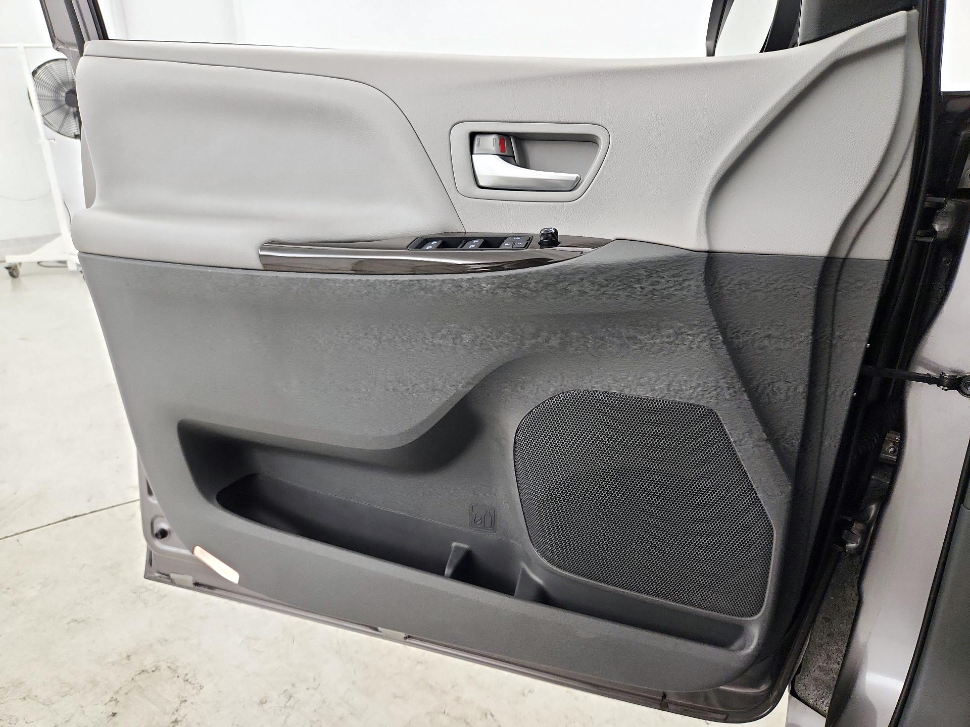 Thumbnail: 2017 Toyota Sienna - 12