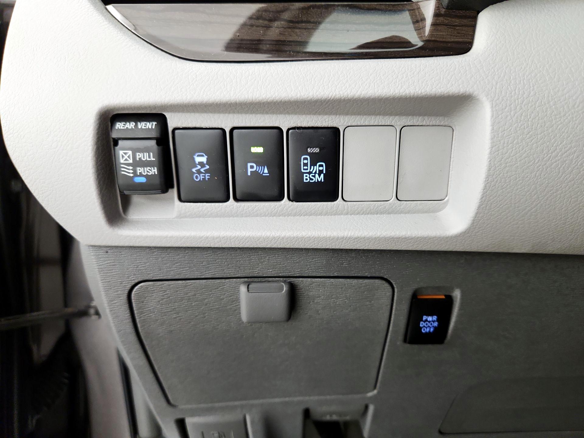 Thumbnail: 2017 Toyota Sienna - 13