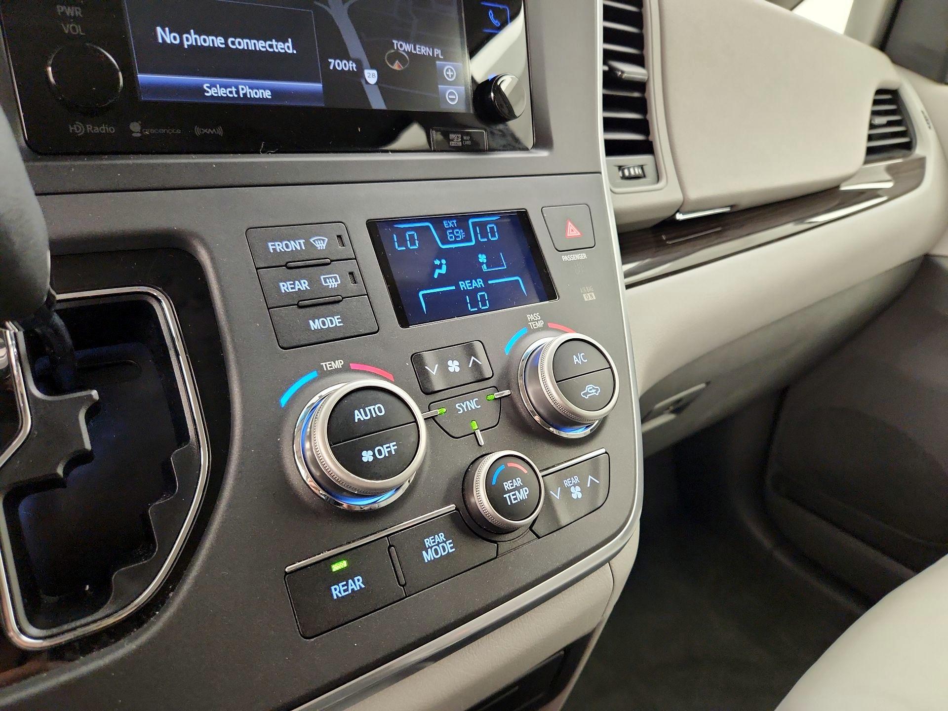 Thumbnail: 2017 Toyota Sienna - 17