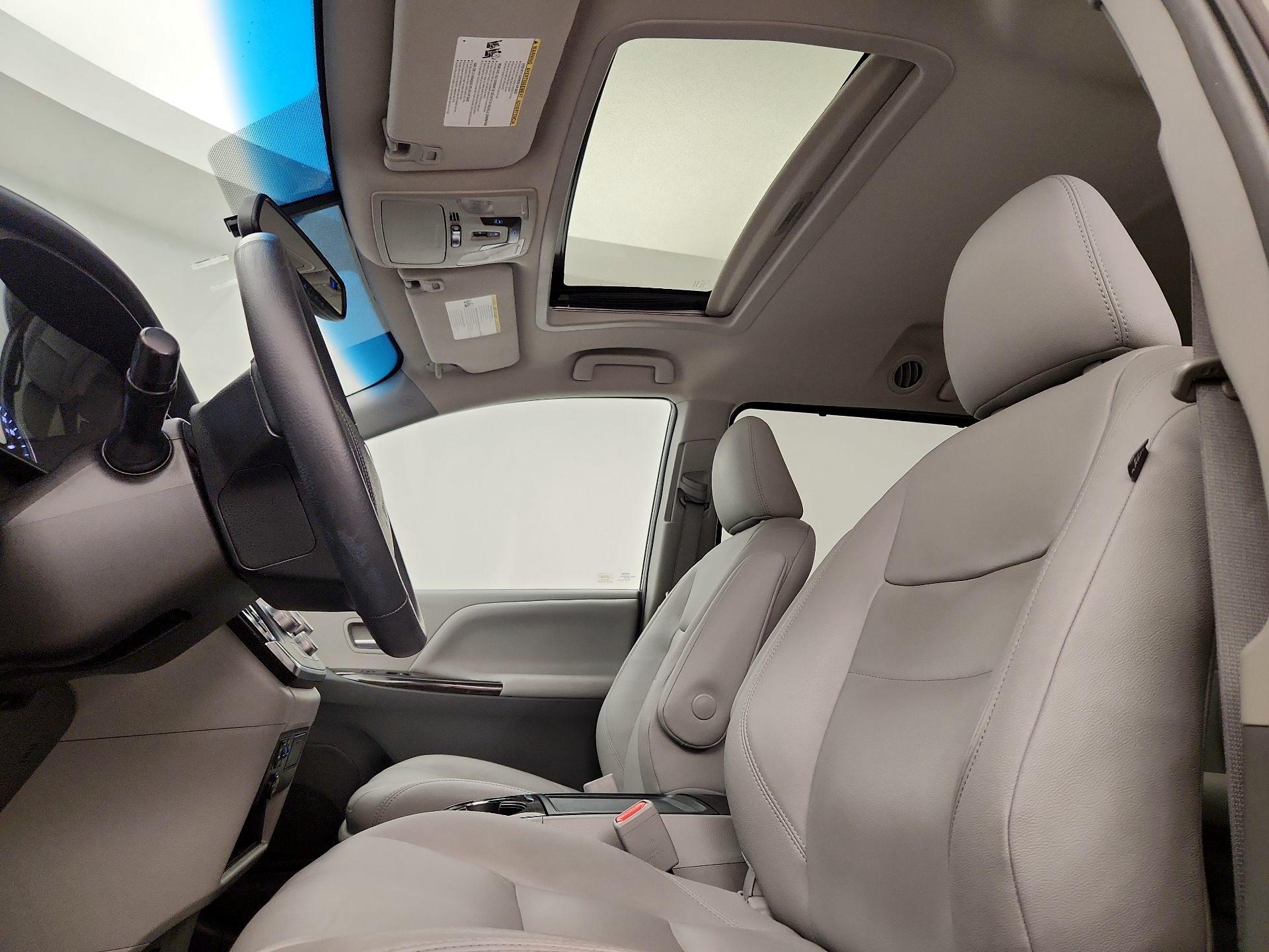 Thumbnail: 2017 Toyota Sienna - 20