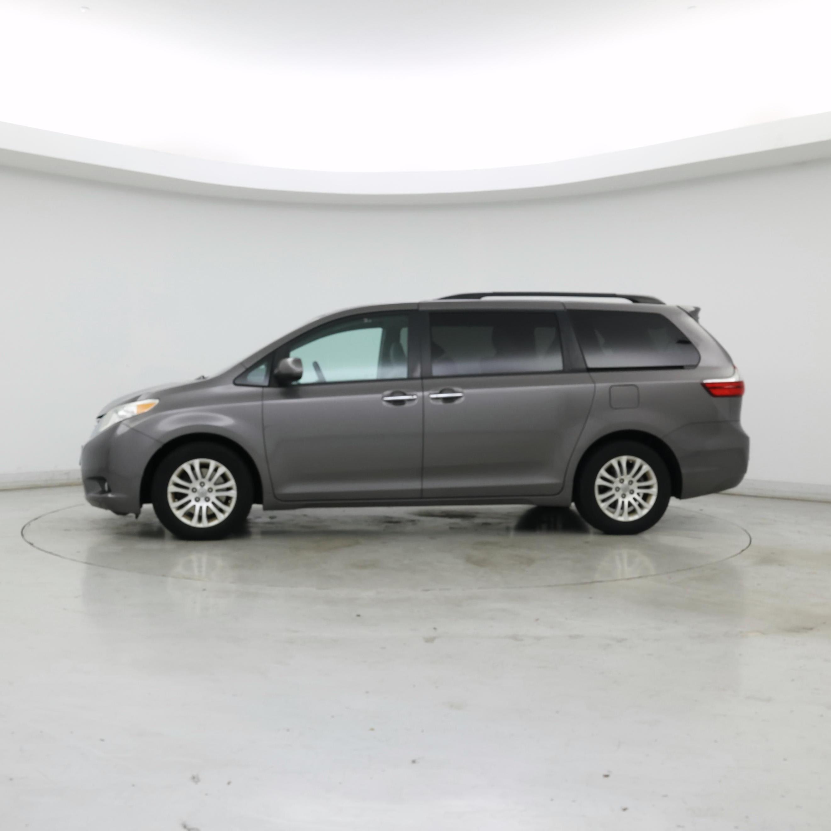 Thumbnail: 2017 Toyota Sienna - 3