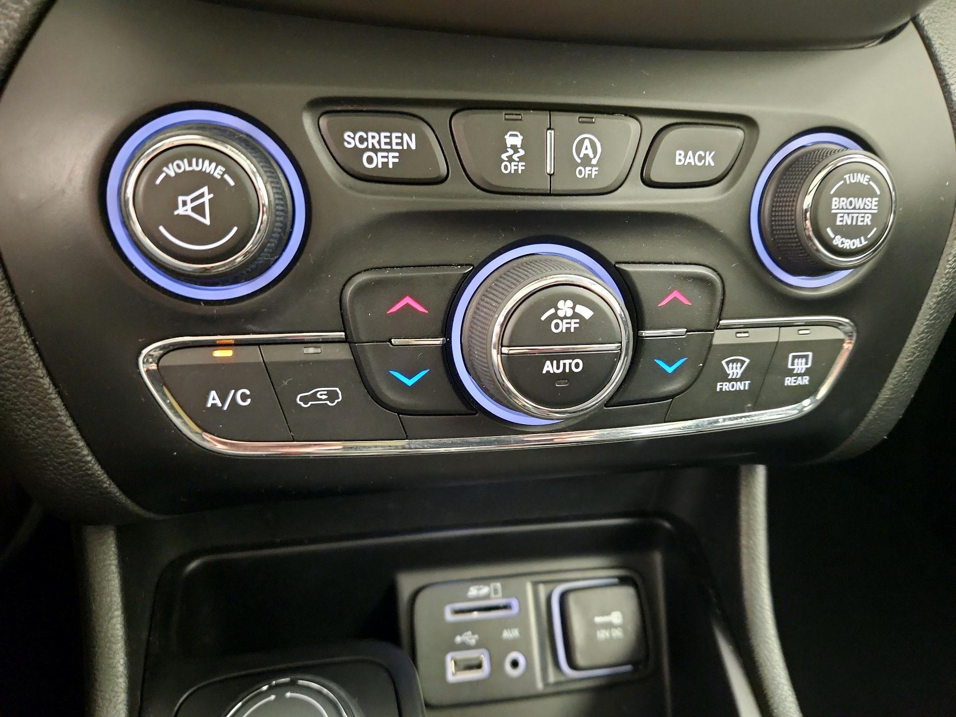 Thumbnail: 2015 Jeep Cherokee - 17