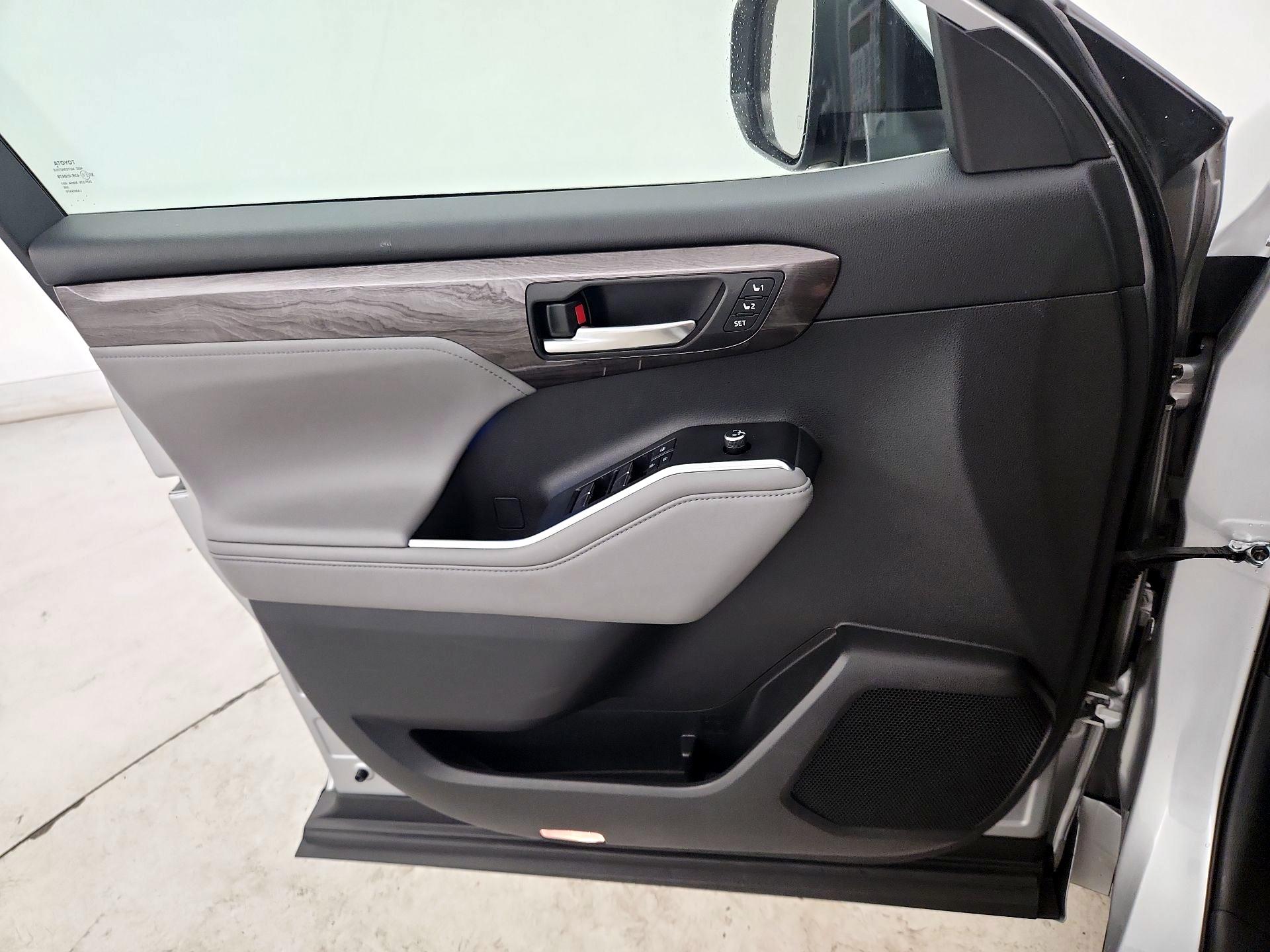 Thumbnail: 2021 Toyota Highlander - 12