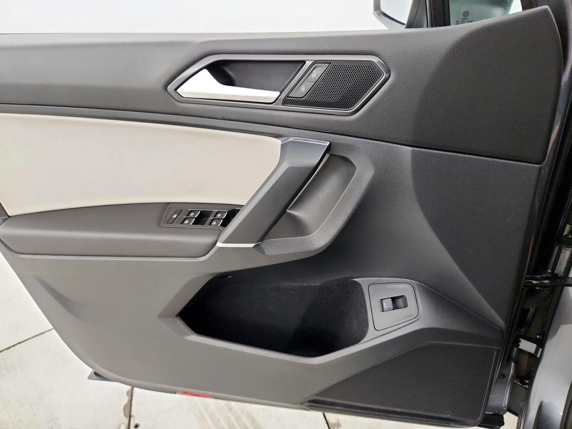 Thumbnail: 2018 Volkswagen Tiguan - 12