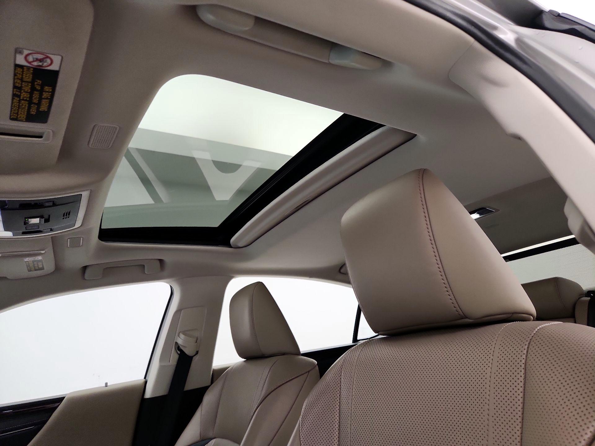 Thumbnail: 2019 Lexus ES - 20