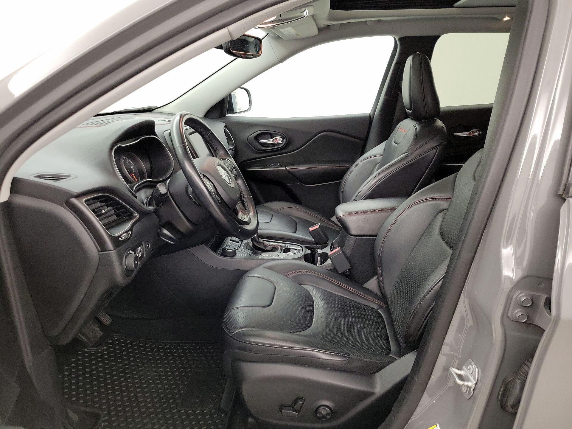 Thumbnail: 2019 Jeep Cherokee - 11